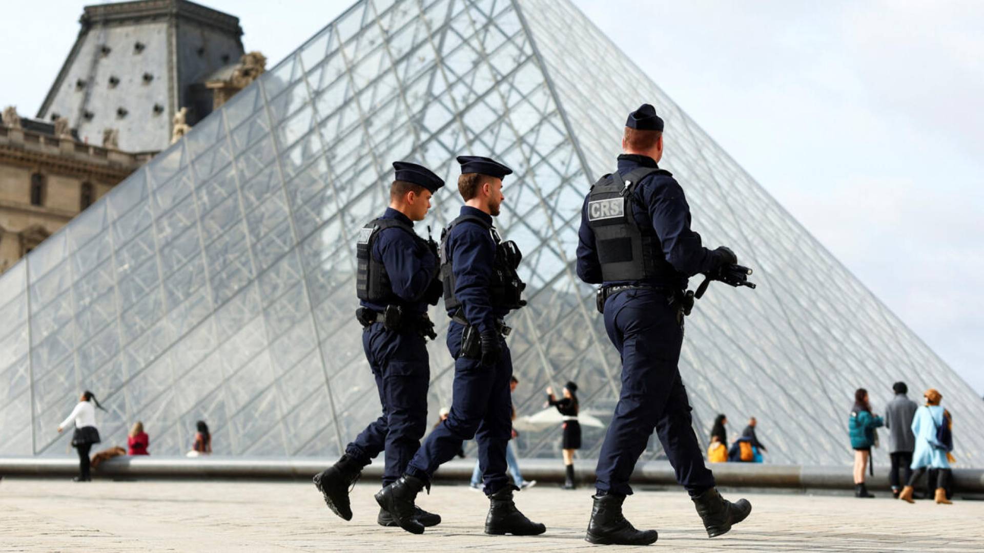انتشار الشرطة خارج اللوفر في باريس