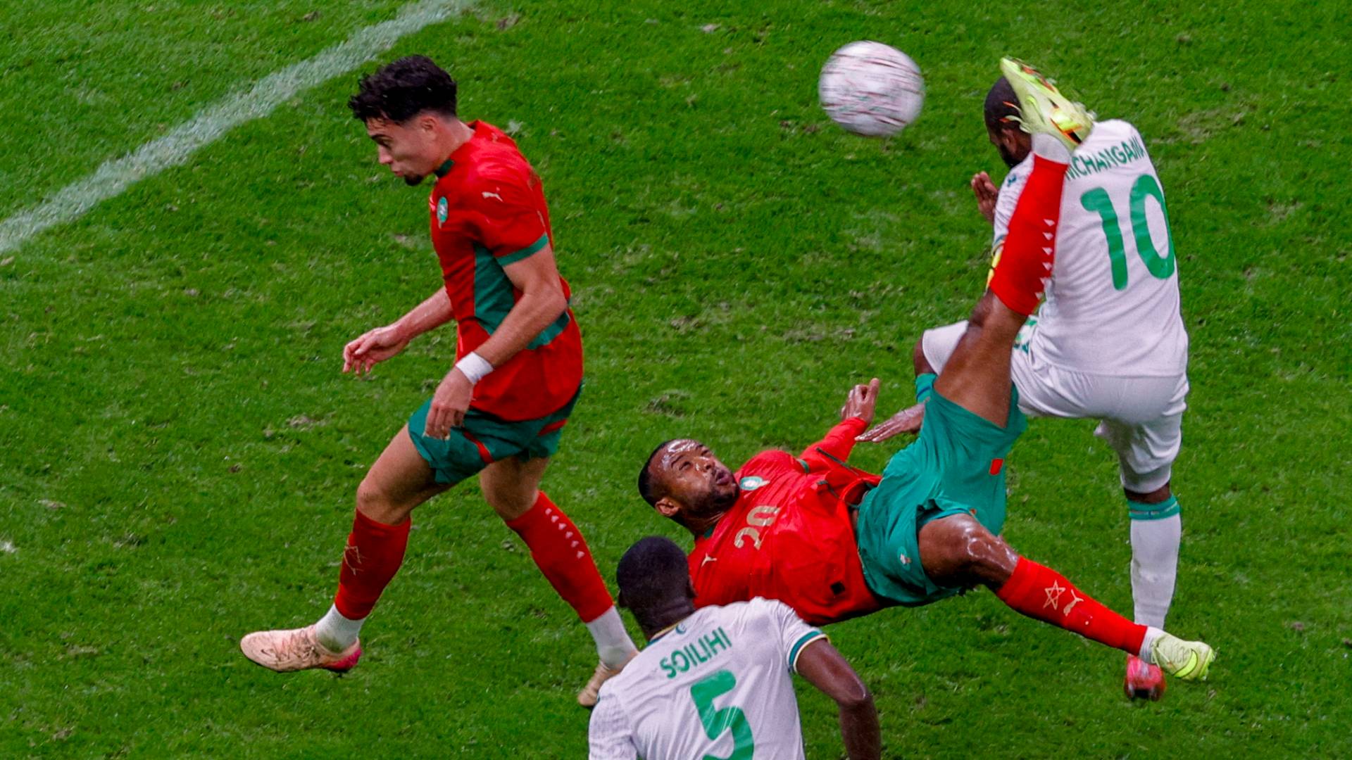 الكعبي يعيد تعريف "فن المقصيات" في كأس إفريقيا