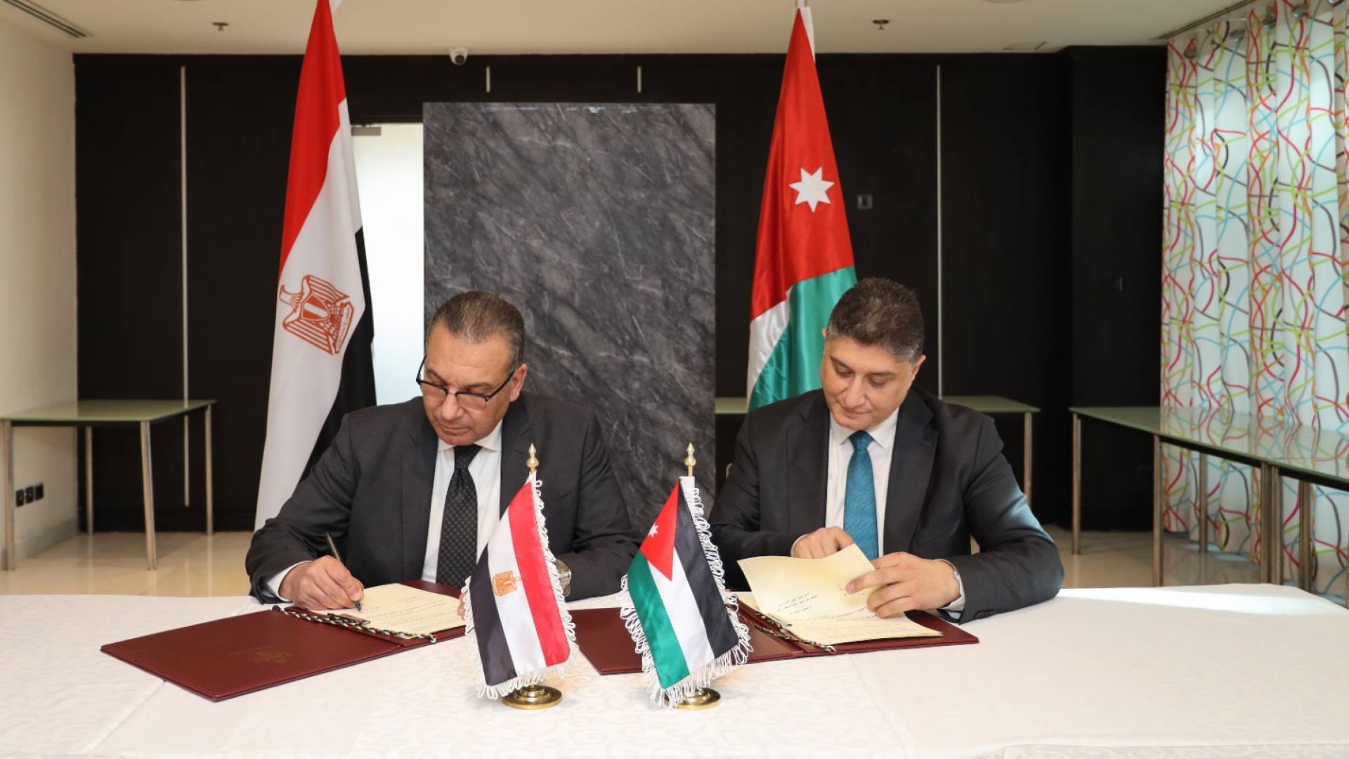 أمين عام وزارة النقل فارس أبو دية ووزير النقل المصري ماجد عبدالحميد