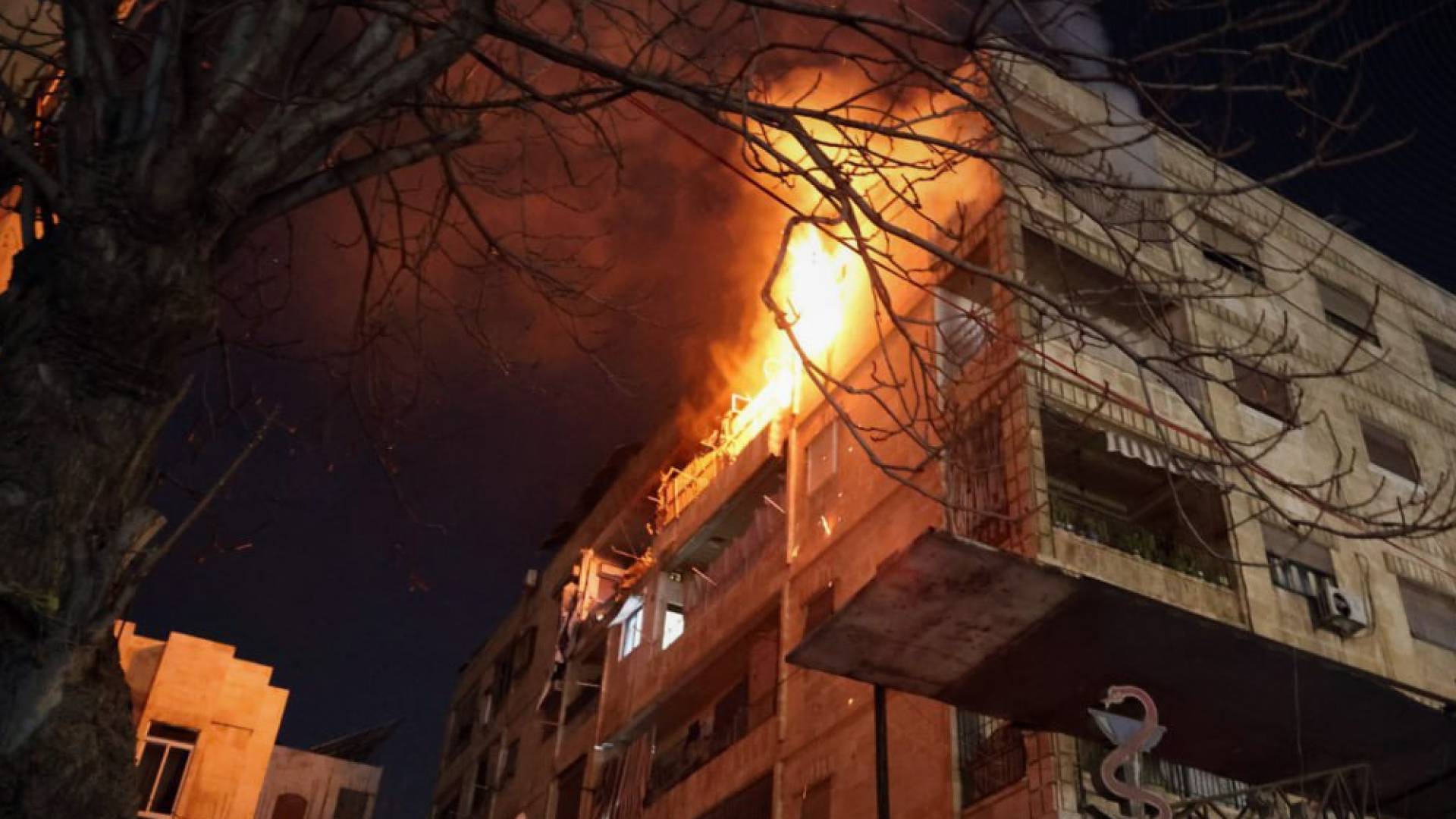 حريق جراء قصف قسد لمباني في حلب