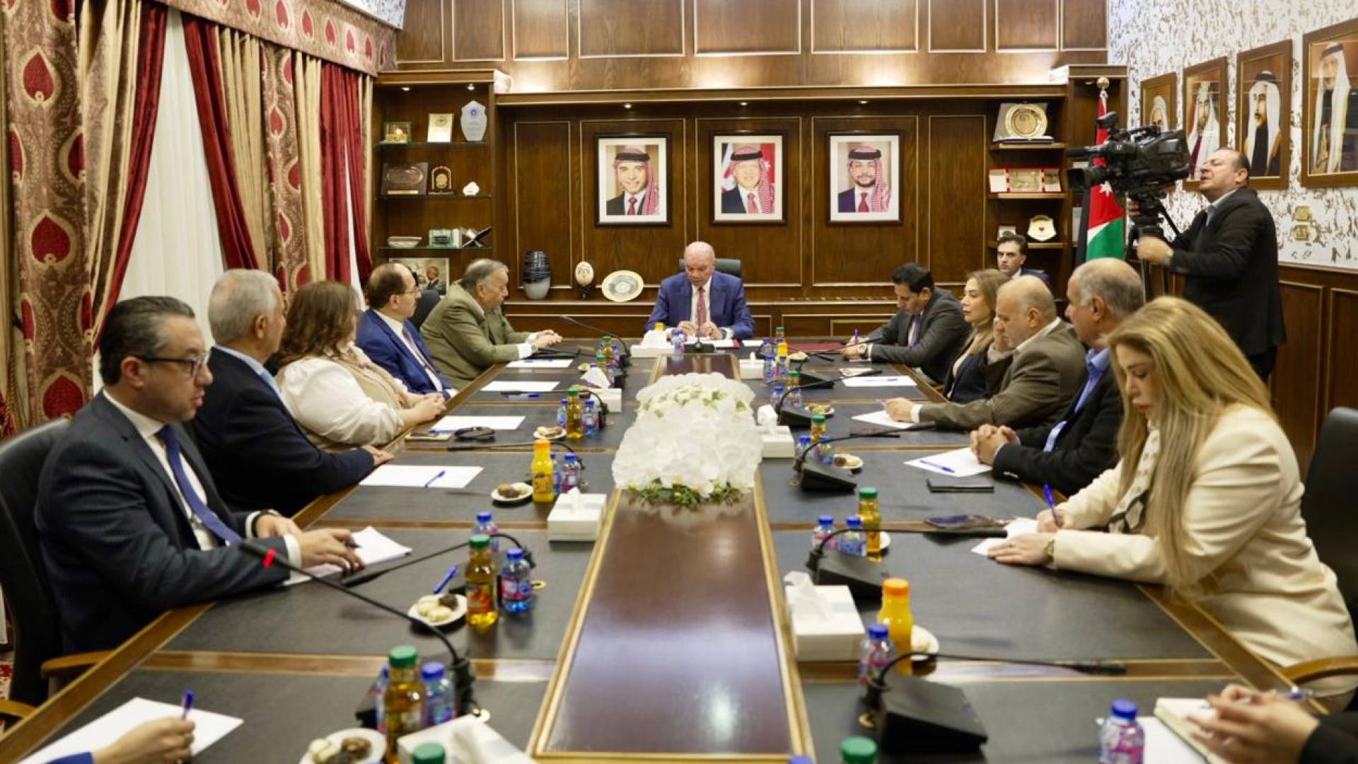 خلال اجتماع الفايز مع جماعة عمان لحوارات المستقبل"