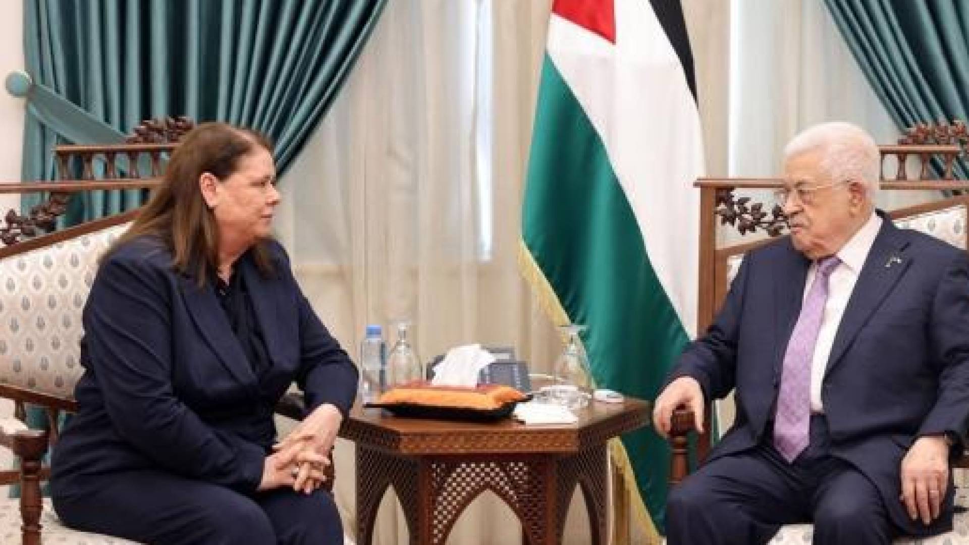 الرئيس الفلسطيني محمود عباس وزوجة الأسير مروان البرغوثي