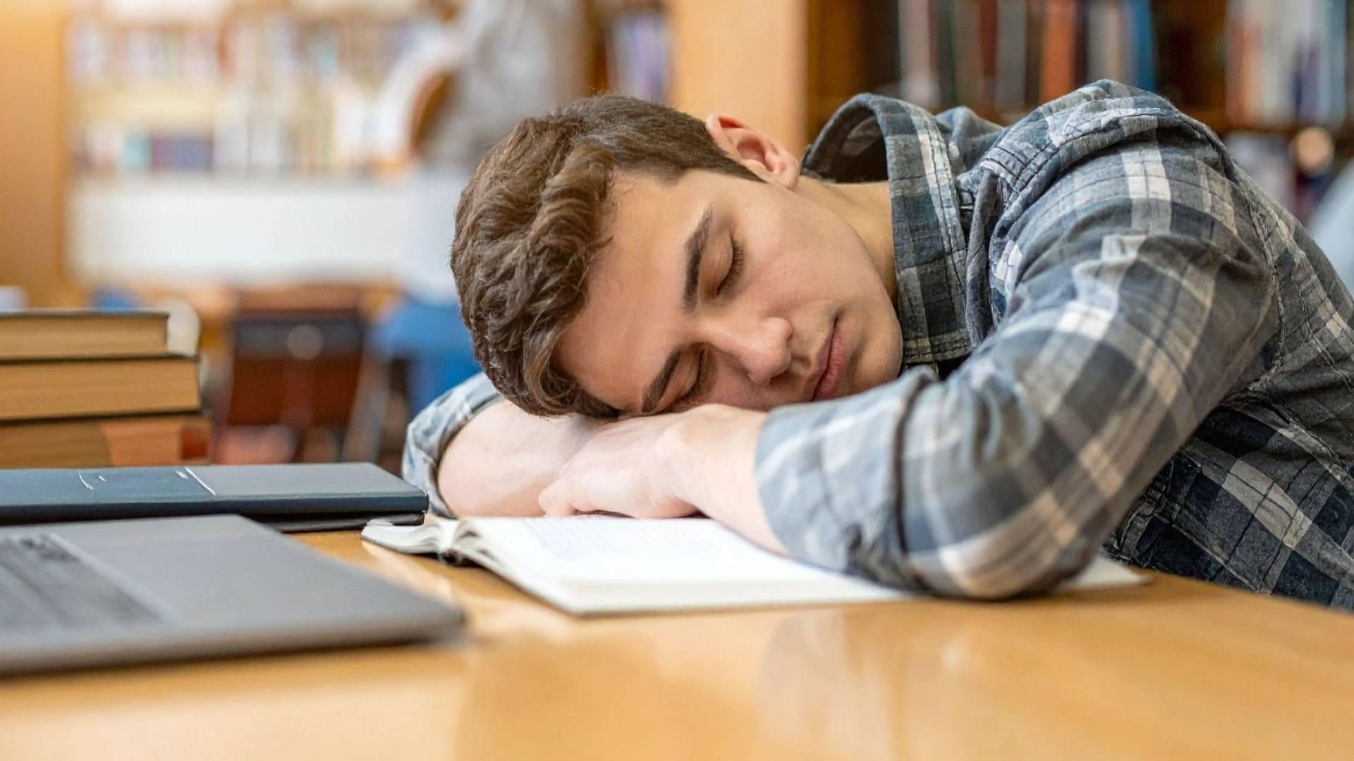 شخص نائم على المكتب