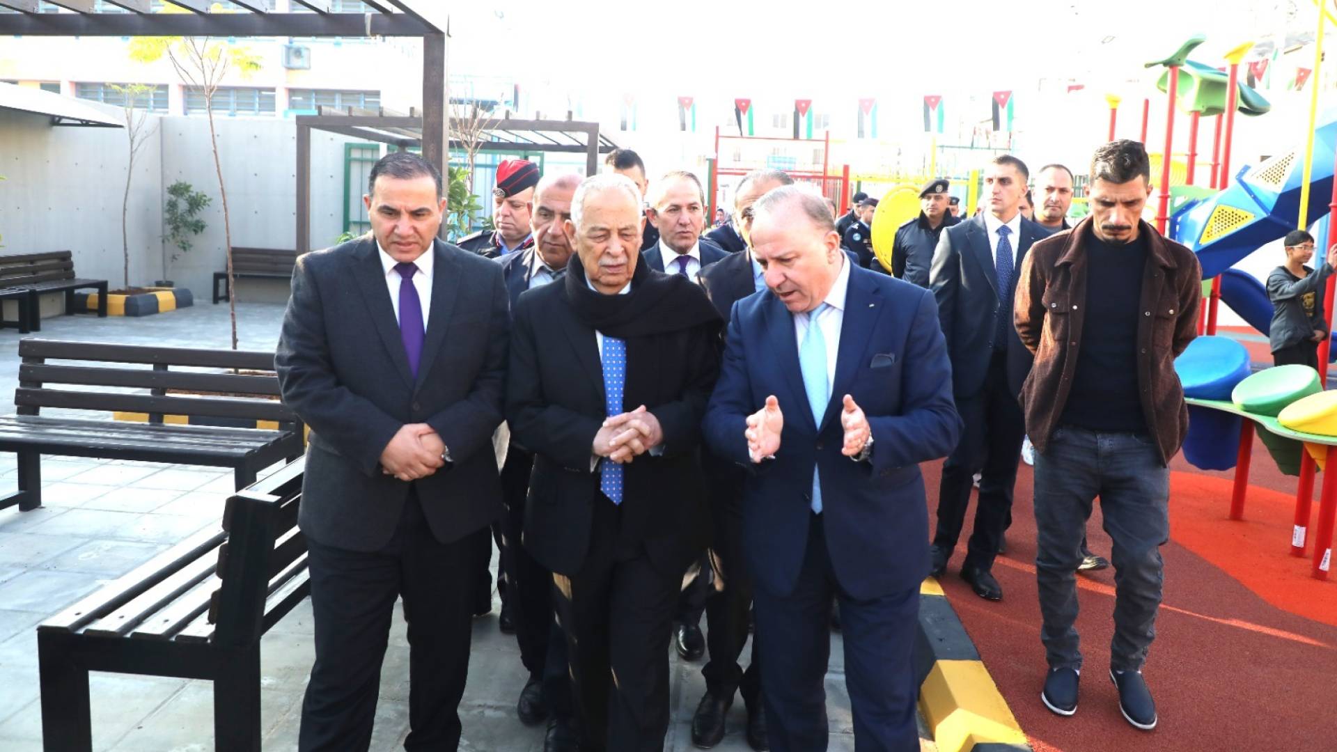 رئيس الديوان الملكي يفتتح ويتفقد مشاريع مبادرات ملكية بالزرقاء