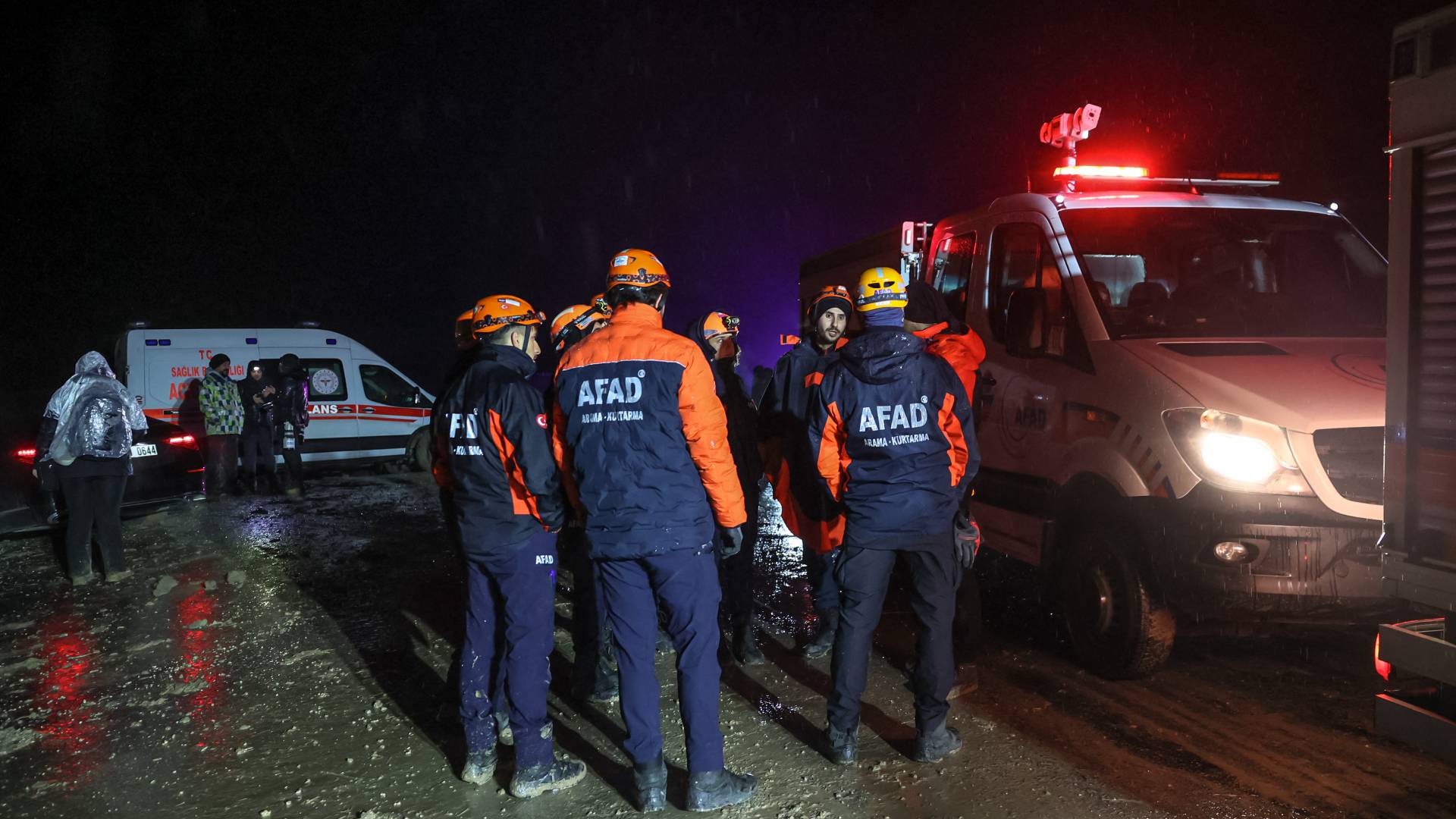 فرق الانقاذ في تركيا