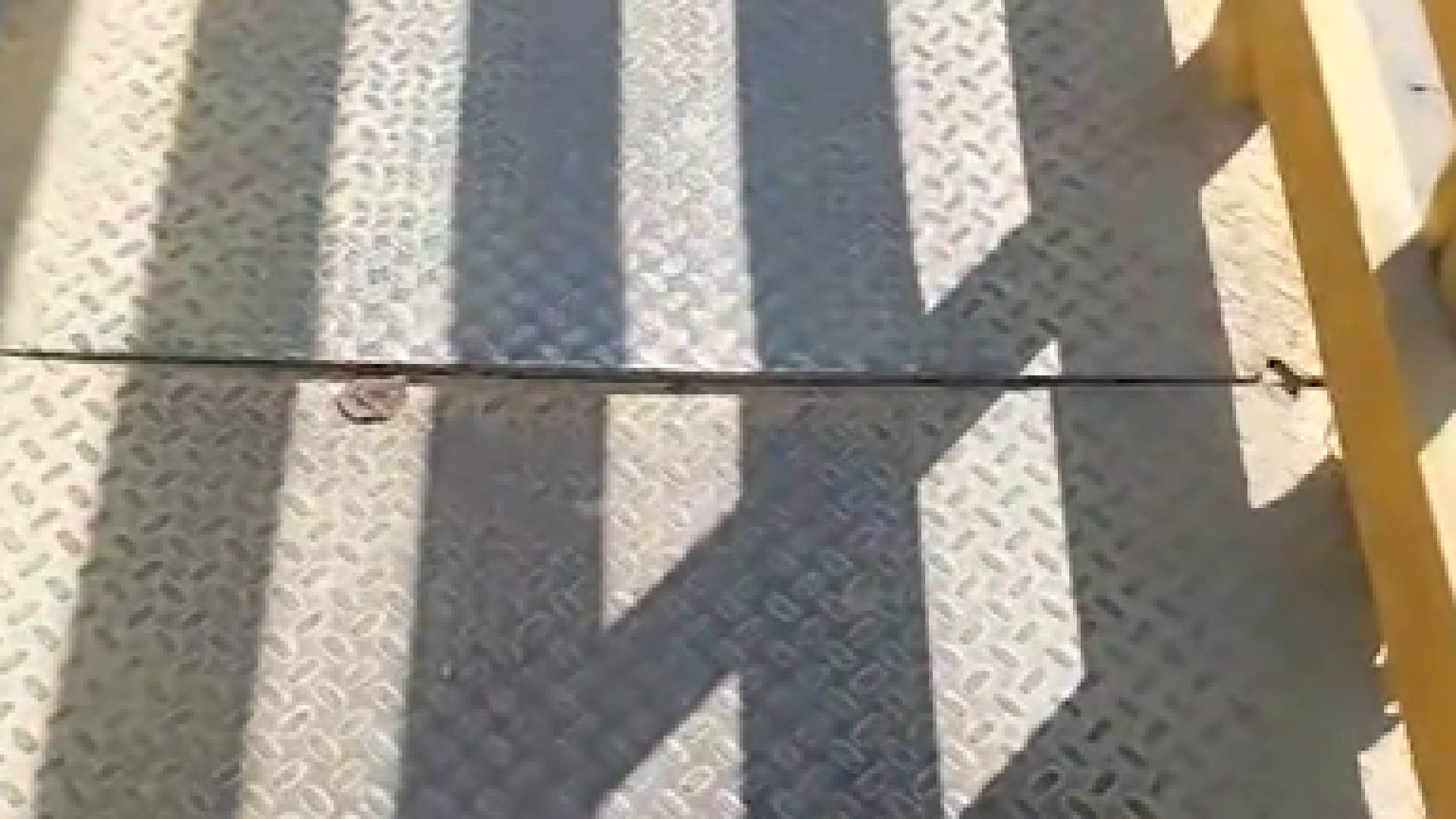 مواطن يوثق عيوبا وخللا في أرضية جسر مشاة في مرج الحمام بالعاصمة عمان