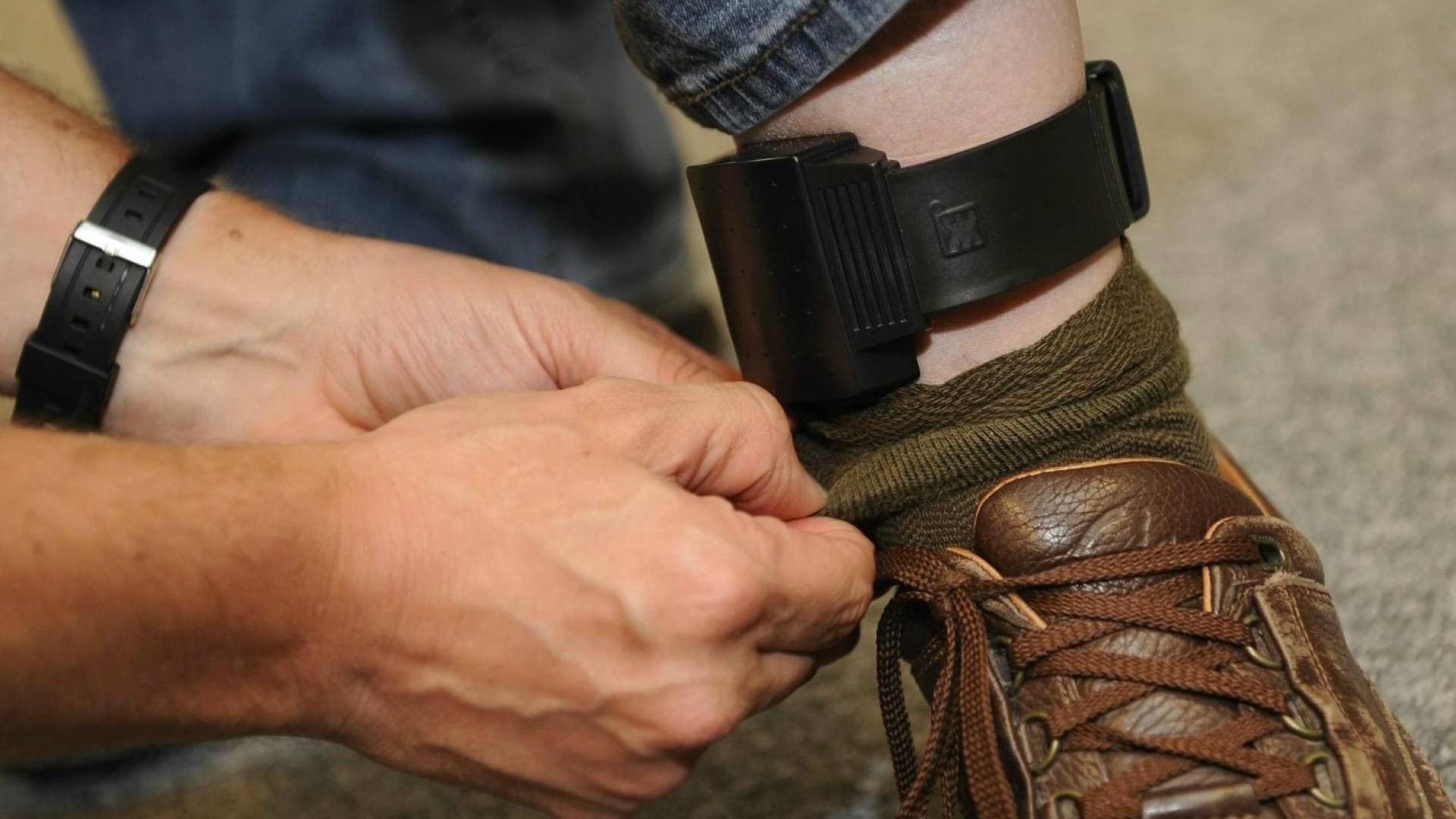 استخدام السوار الإلكتروني واستخدامه كعقوبة بديلة .. تعبيرية