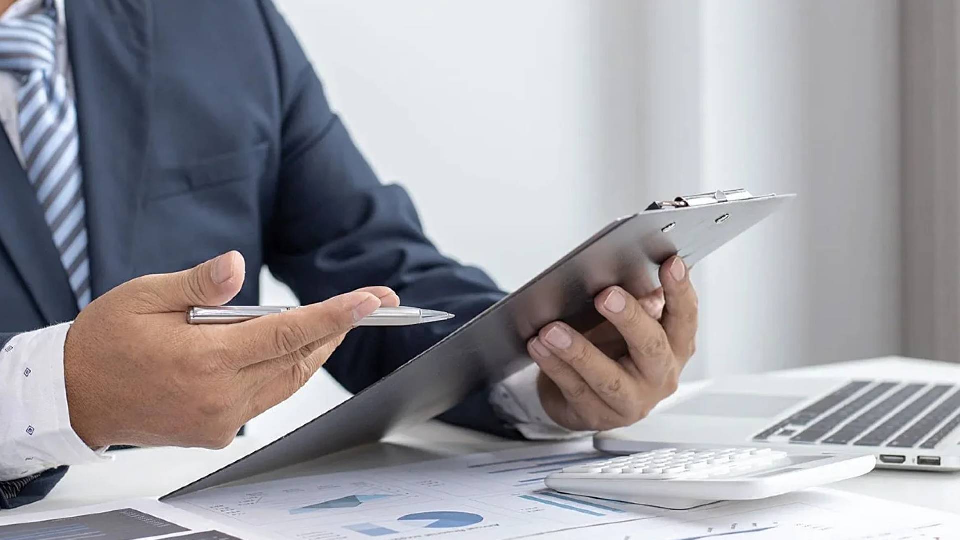 جملة من المخالفات المالية والإدارية