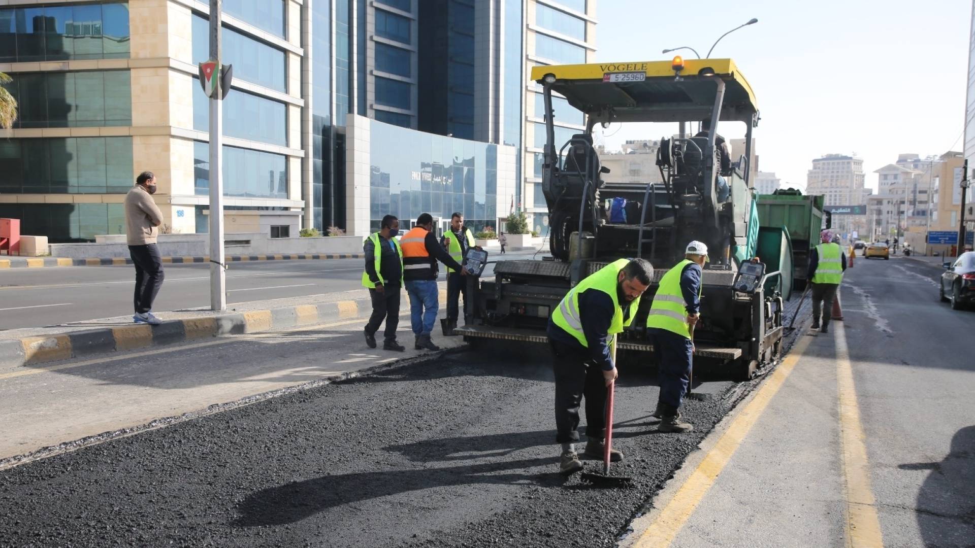 وزراة الاشغال العامة تعبيد شوارع