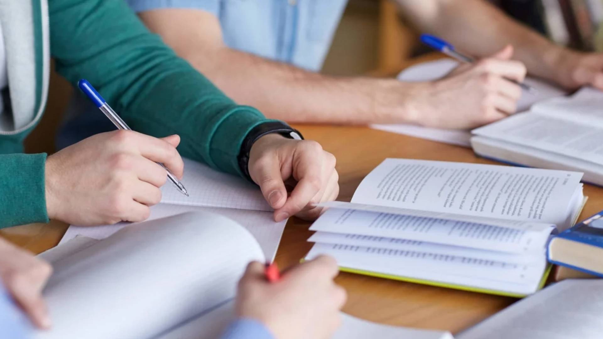 طلبة على مقاعد الدراسة