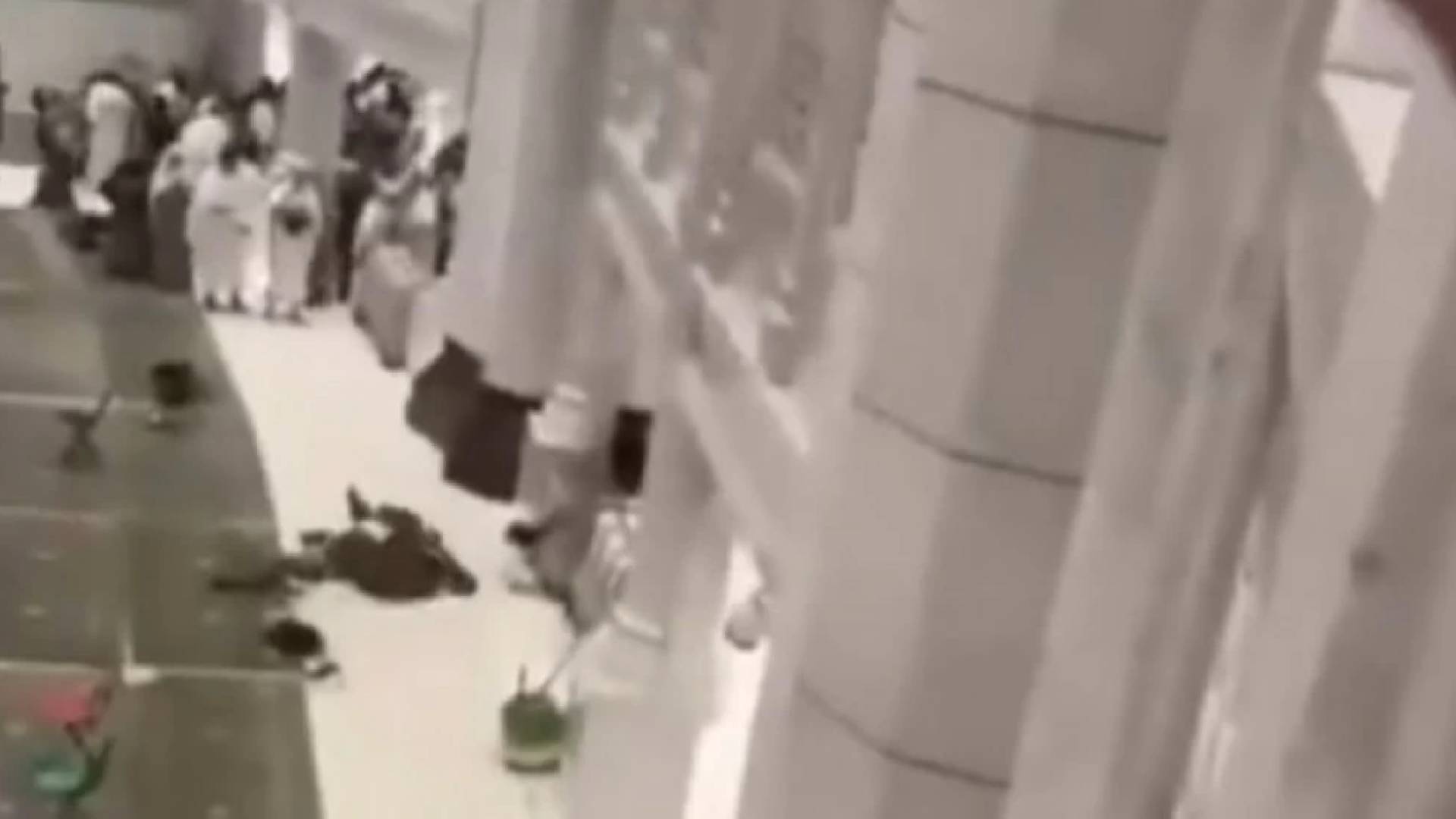 سقوط شخص من الأدوار العلوية للمسجد الحرام