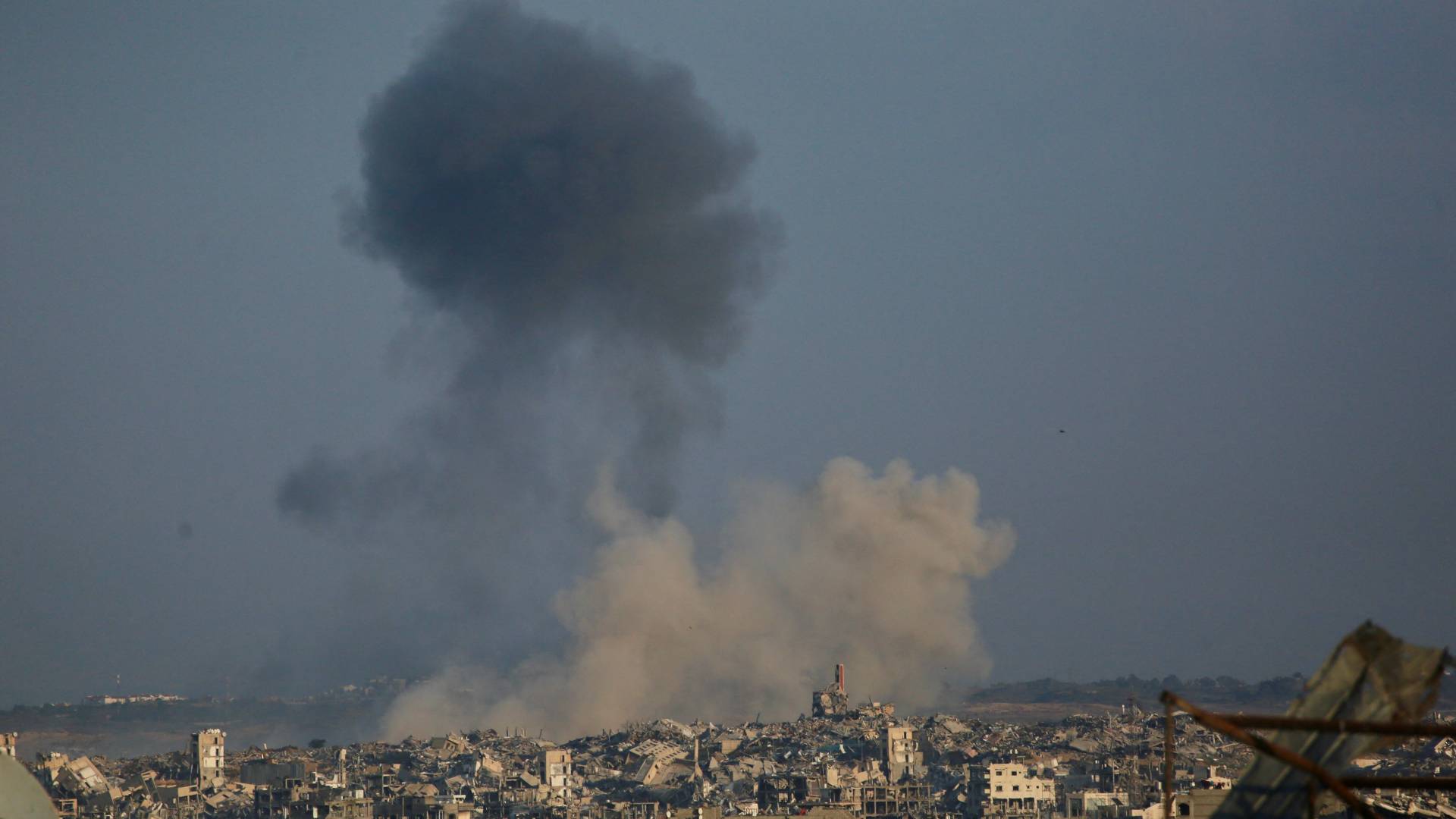 سلسلة من الغارات العنيفة وعمليات النسف التي استهدفت  غزة