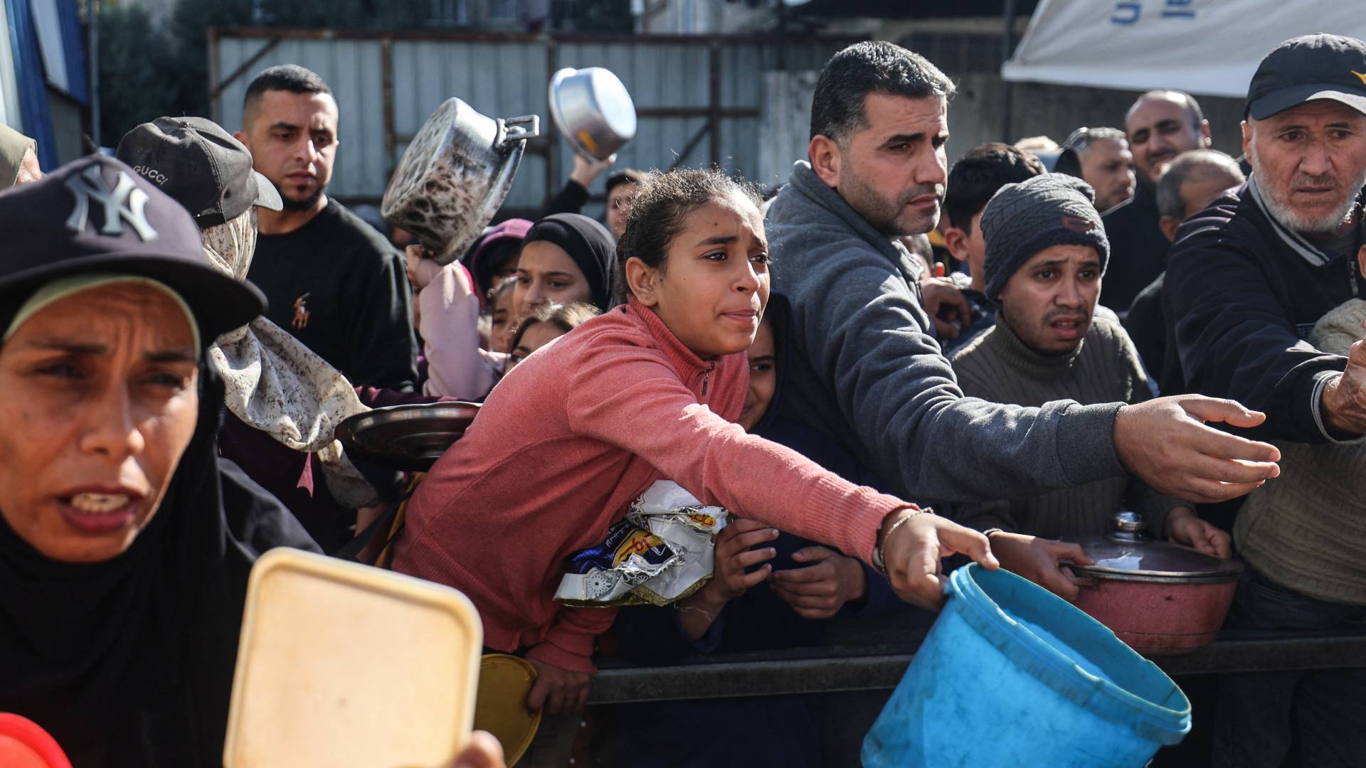 فلسطينيون نازحون يتلقون حصص غذائية