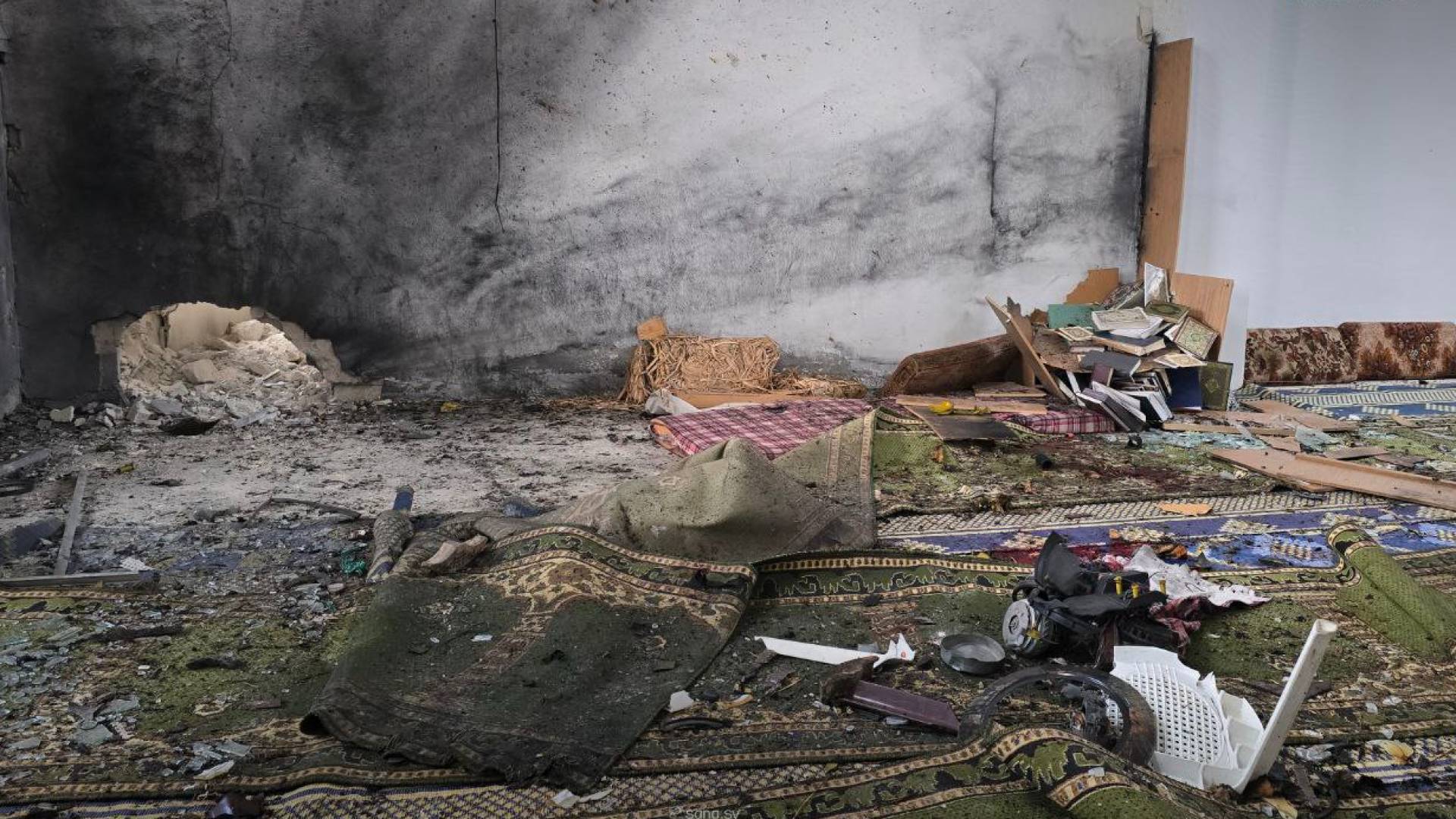 صور لآثار الانفجار داخل مسجد الإمام علي بن أبي طالب في حي وادي الذهب بحمص