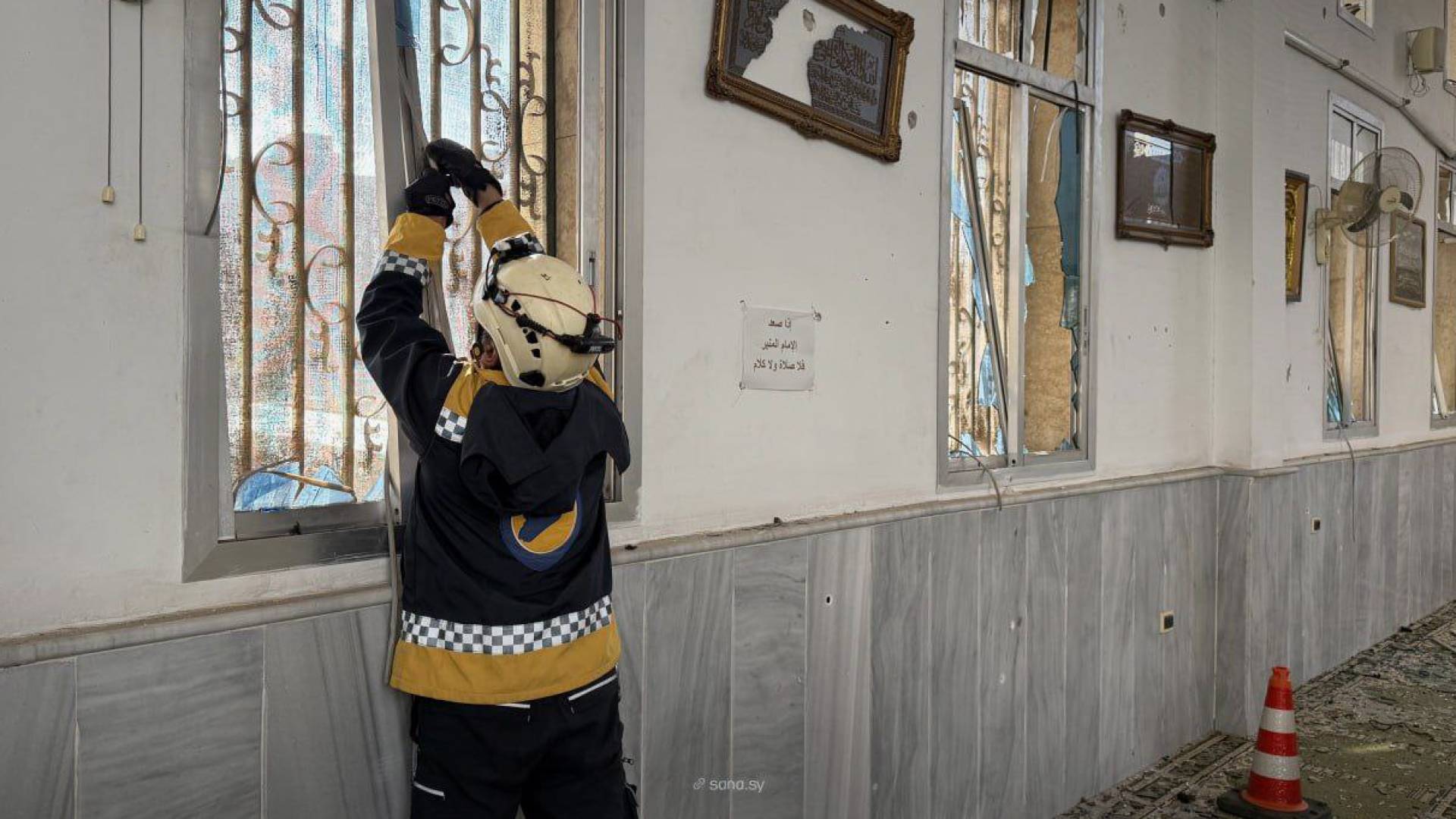 صور لآثار الانفجار داخل مسجد الإمام علي بن أبي طالب في حي وادي الذهب بحمص