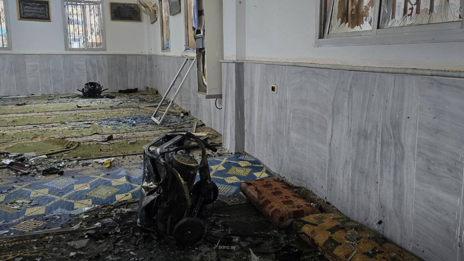 صور لآثار الانفجار داخل مسجد الإمام علي بن أبي طالب في حي وادي الذهب بحمص