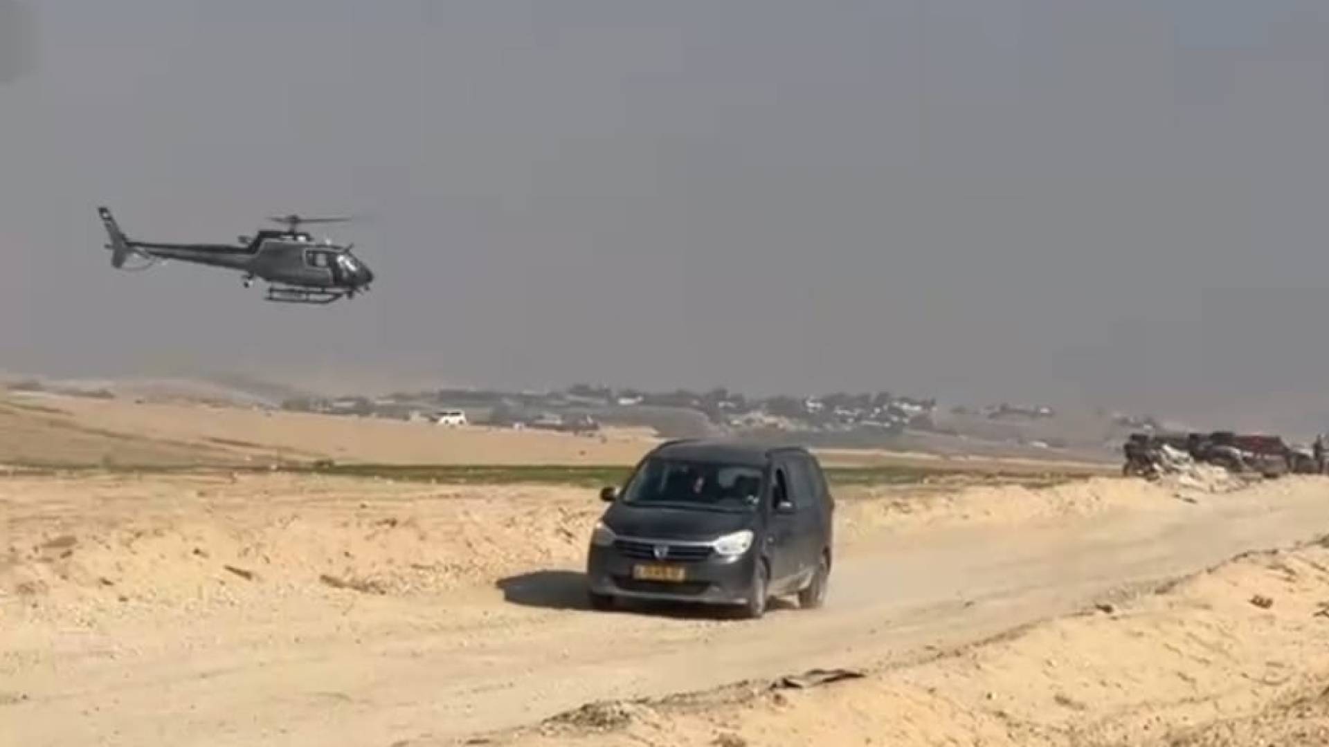 تواجد قوات الاحتلال في مكان تنفيذ الطعن والدهس