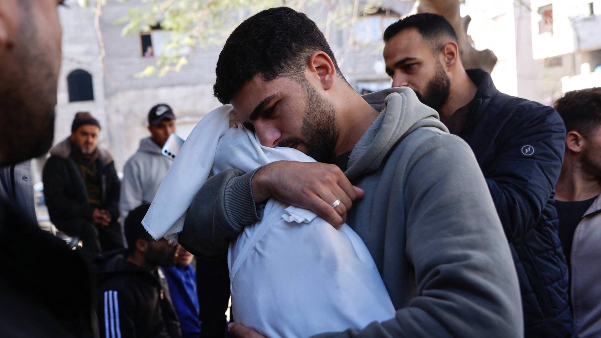 الحزن على الشهداء في غزة