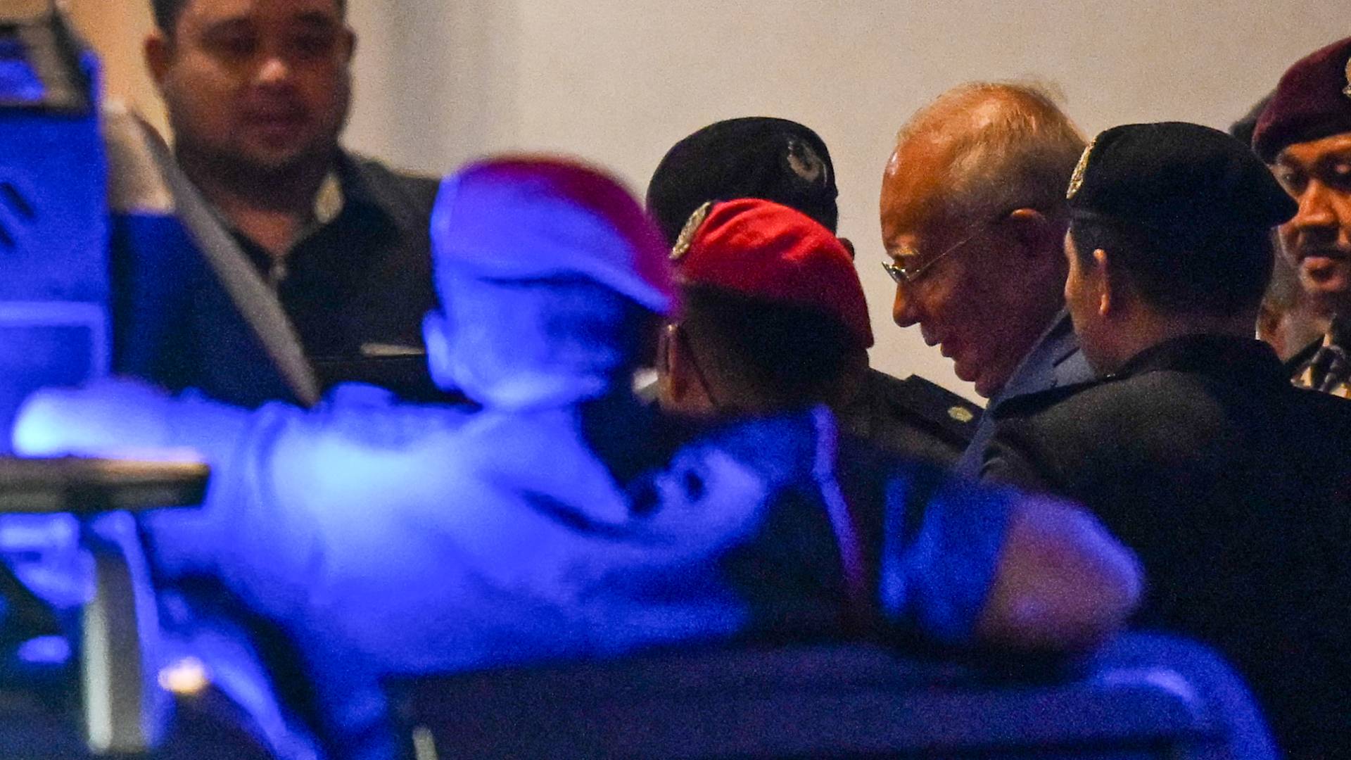 رئيس الوزراء الماليزي السابق نجيب عبد الرزاق أثناء مغادرته قصر العدل