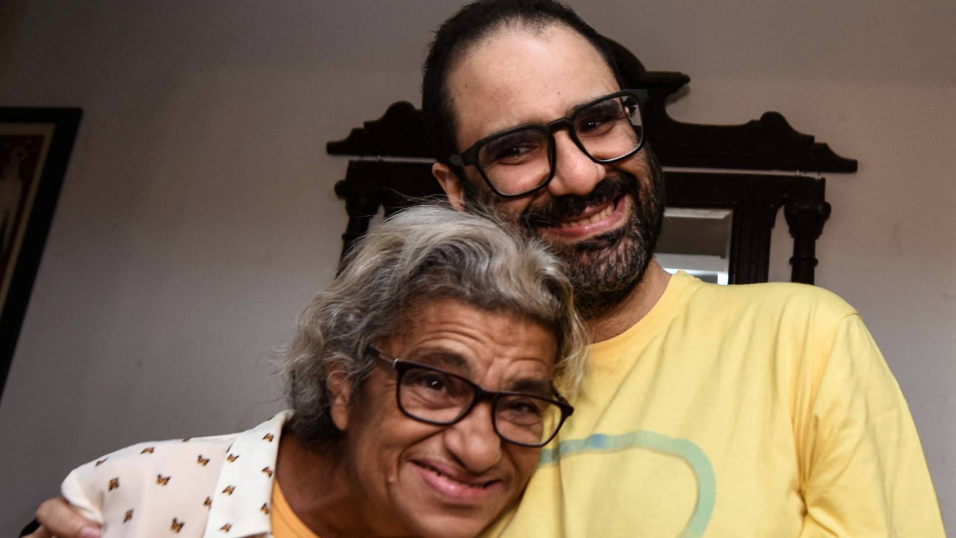 الناشط المصري البريطاني علاء عبد الفتاح والدته ليلى سويف في منزله بالقاهرة بعد إطلاق سراحه