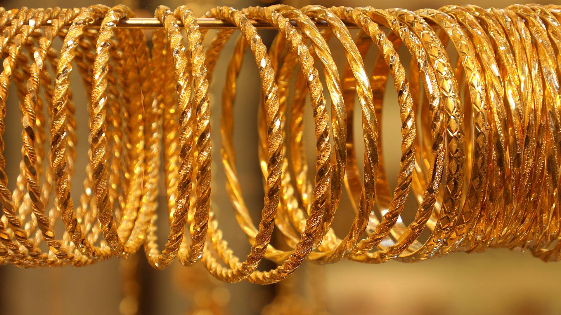 اساور ذهبية