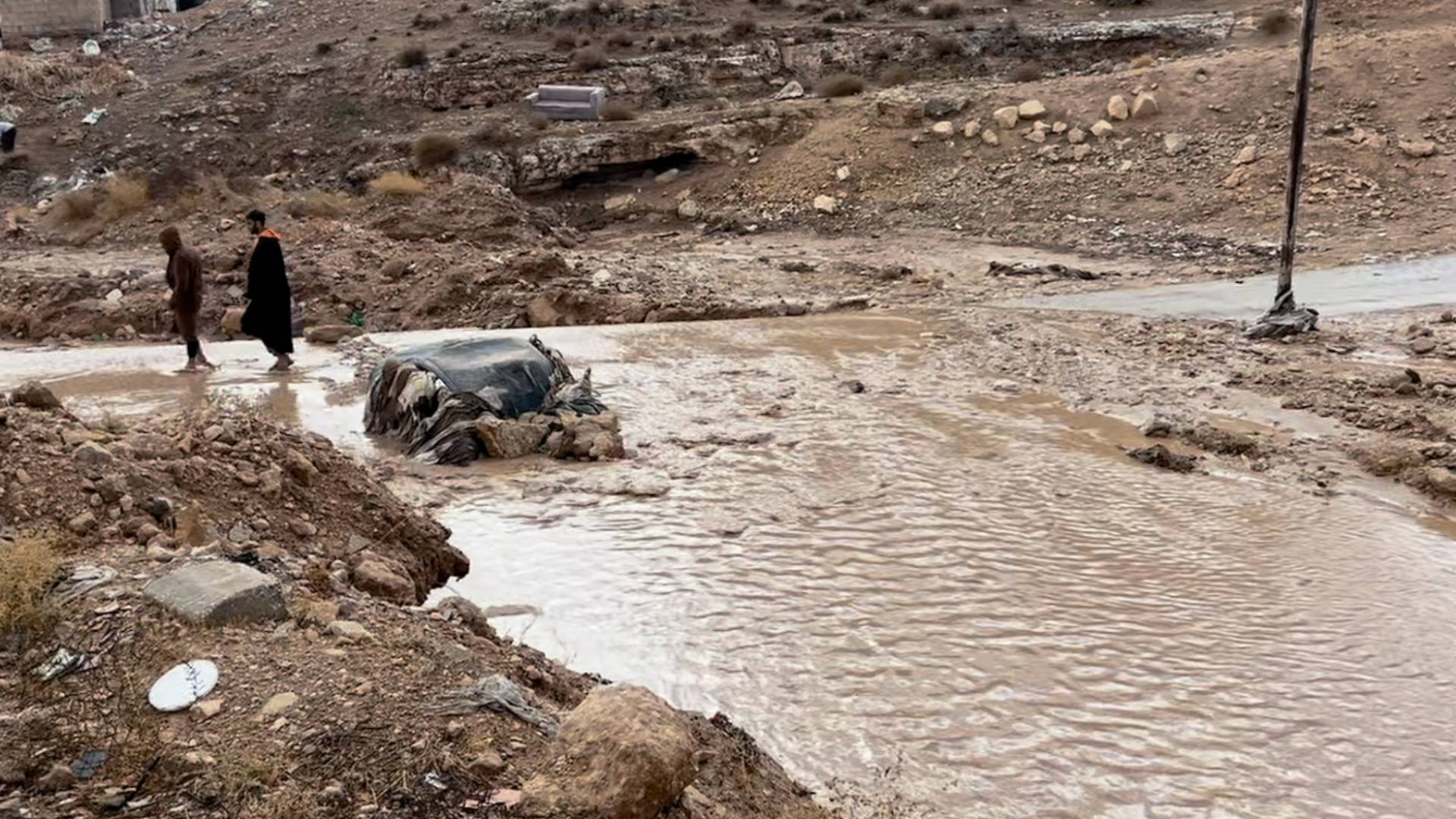 سيارة غارقة في إحدى الوديان في الاردن جراء السيول