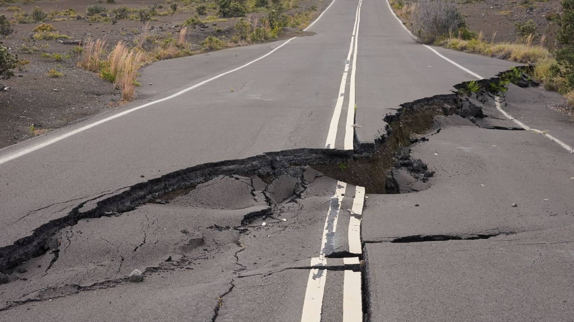 تشقق أرضي جراء زلزال