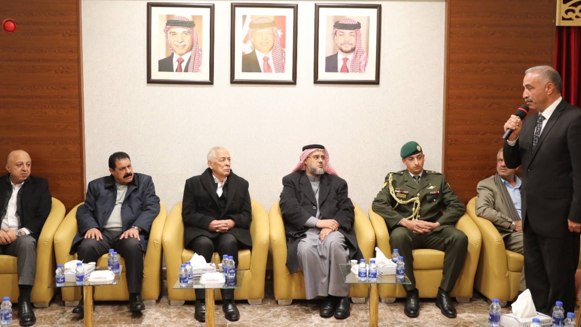 قدم رئيس الديوان الملكي الهاشمي يوسف حسن العيسوي  واجب العزاء إلى عشائر حداد والعبادي والعلبي.