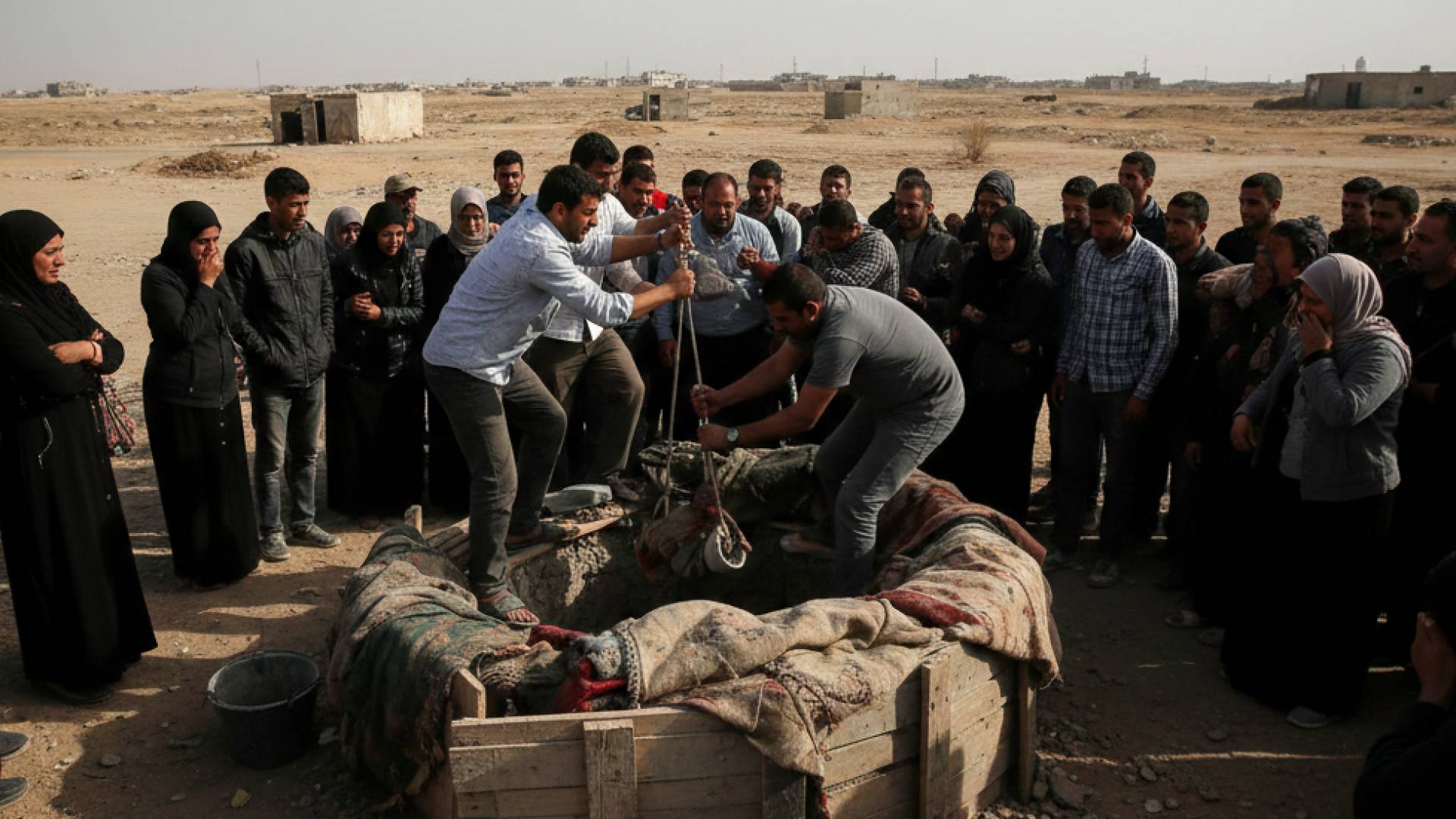 أشخاص يخرجون طفل من بئر