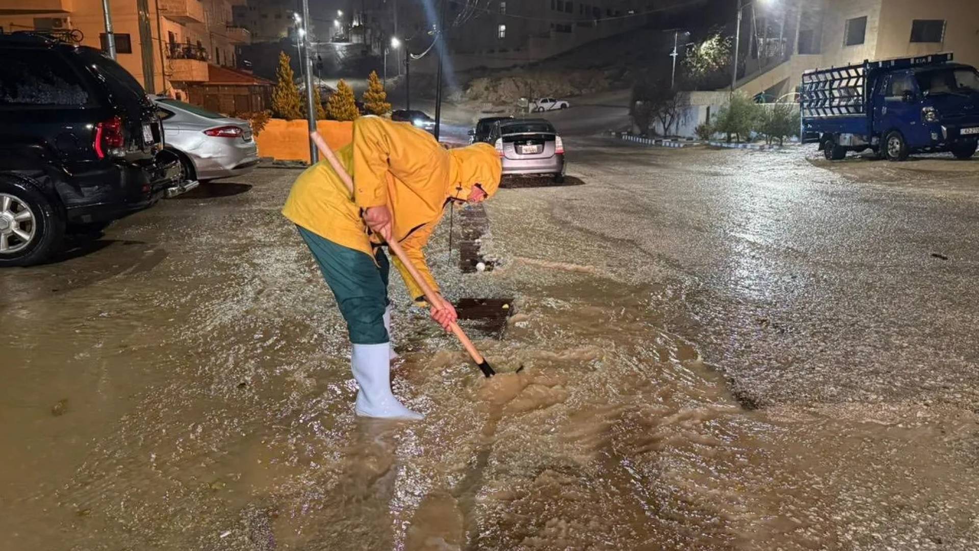 أحد كوادر البلديات يتعامل مع فيضان منهل مياه
