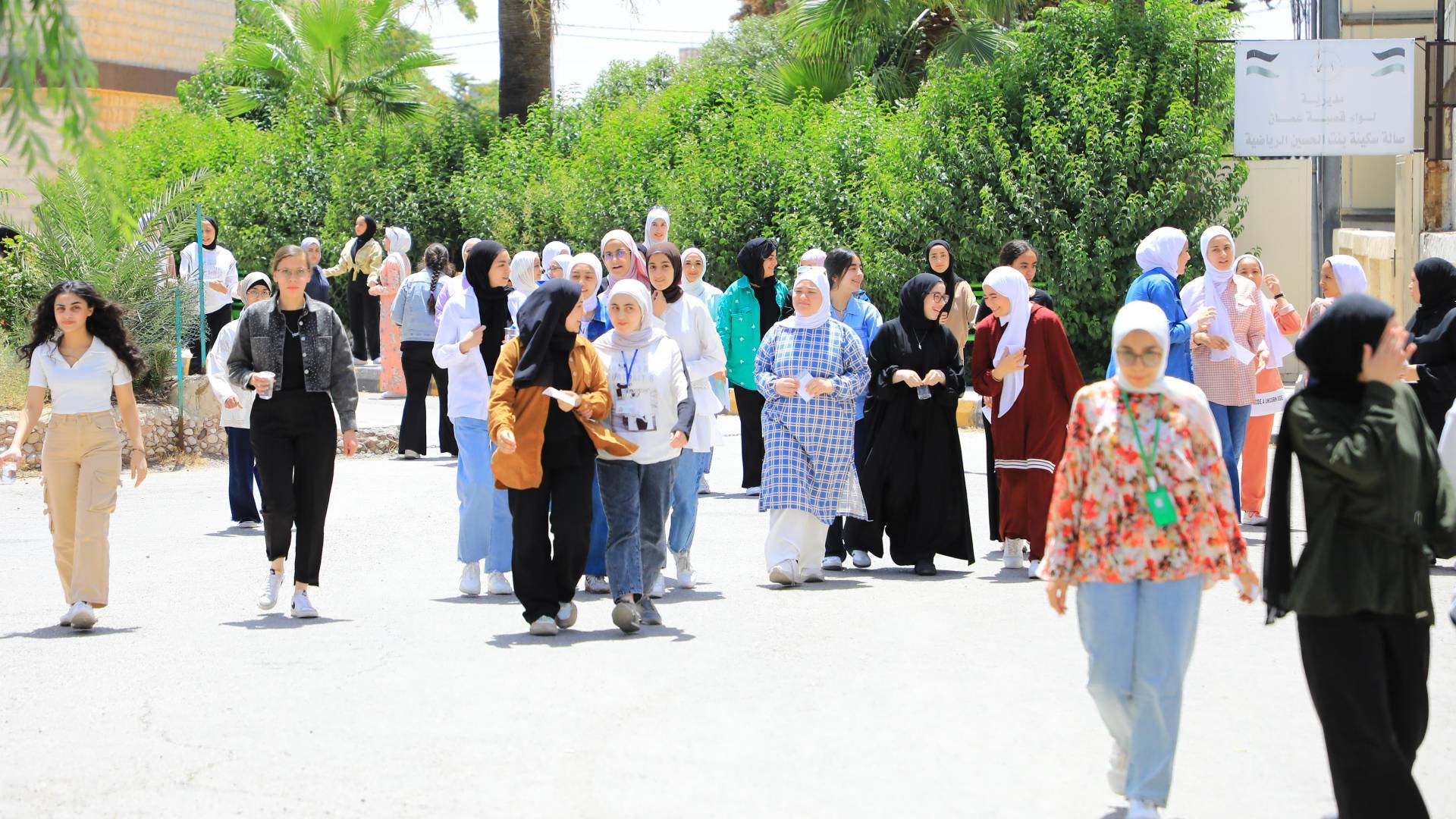 طلبة أمام إحدى قاعات التوجيهي