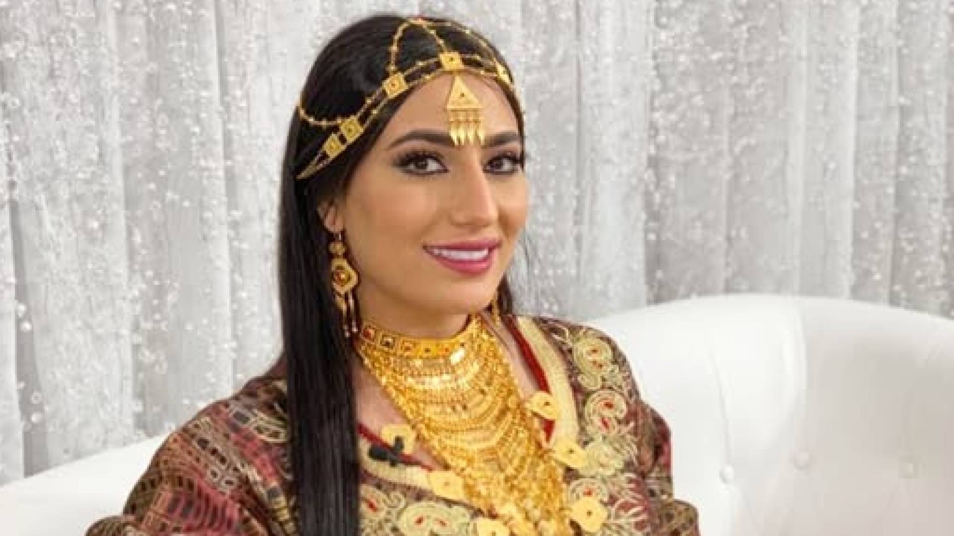 سيدة ترتدي مجوهرات ذهبية