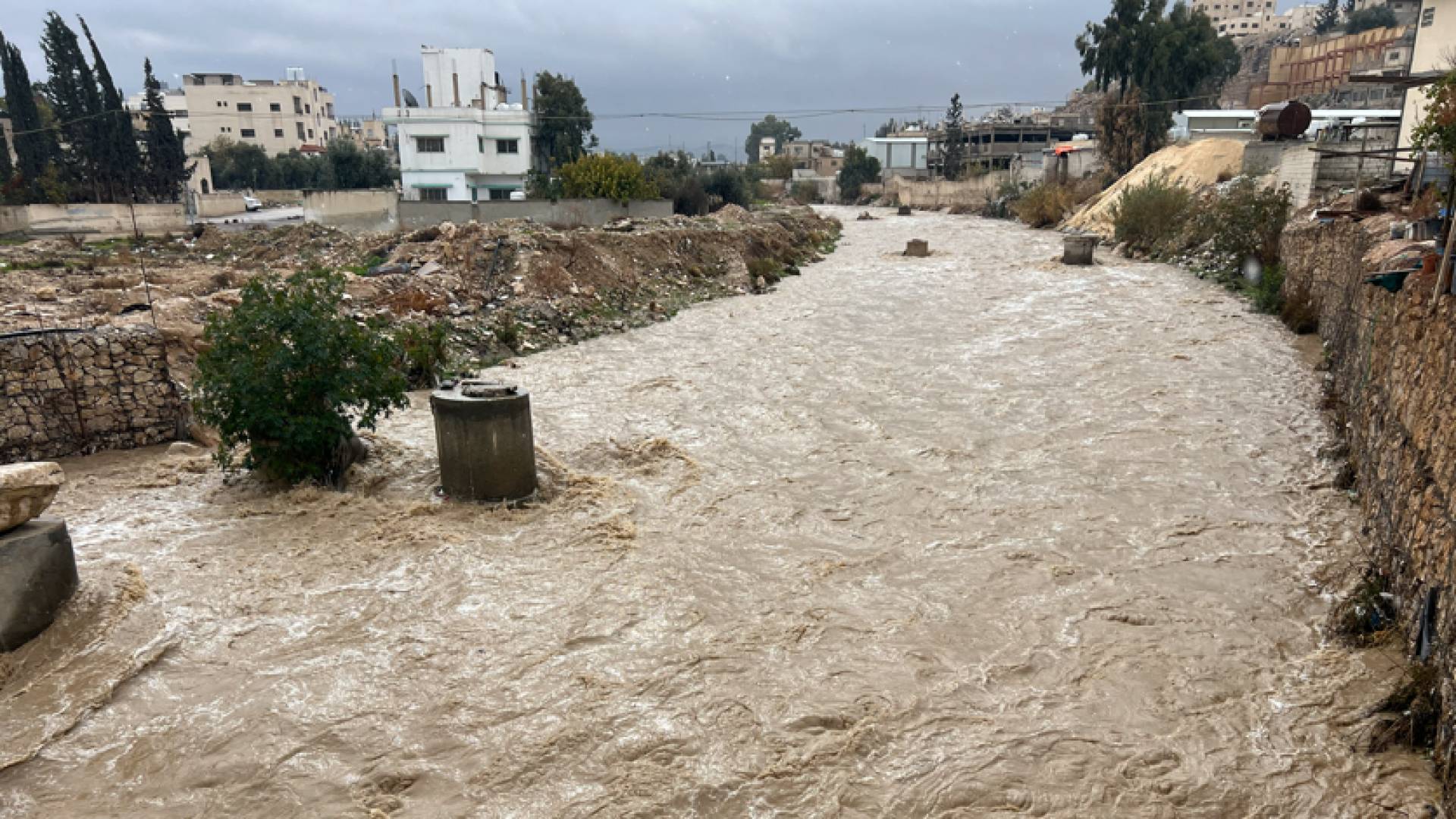 ارتفاع منسوب المياه وجريان قوي لسيل الزرقاء نتيجة الأمطار الغزيرة