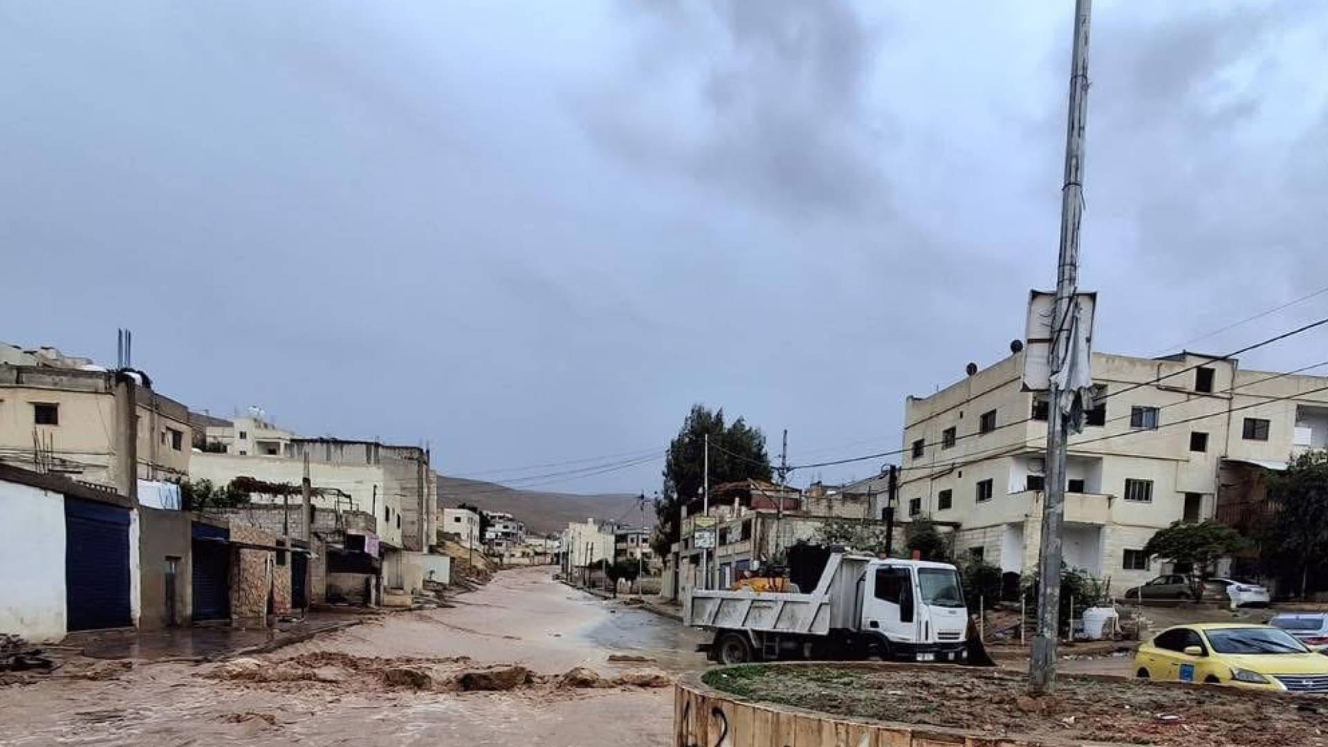 بلدية الهاشمية تغلق شارع "وادي أبو الزيغان" احترازيا جراء الهطول المطري الكثيف