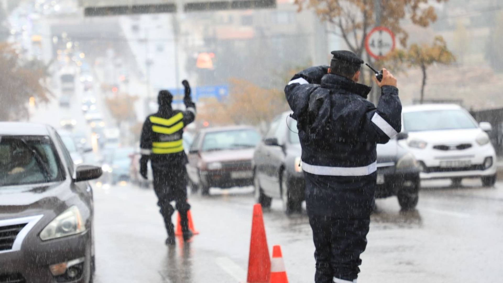 كوادر الأمن العام اثناء المنخفض الجوي