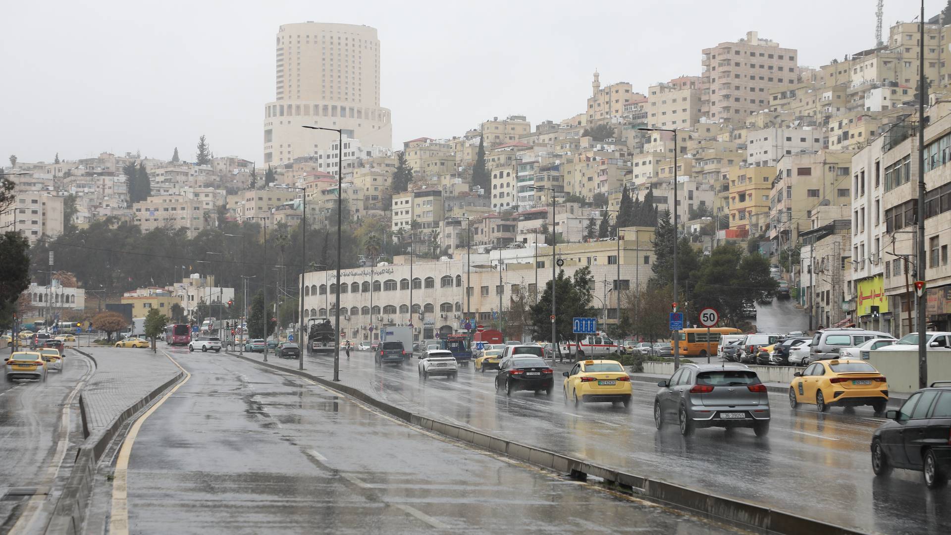 الحالة الجوية في شوارع عمان