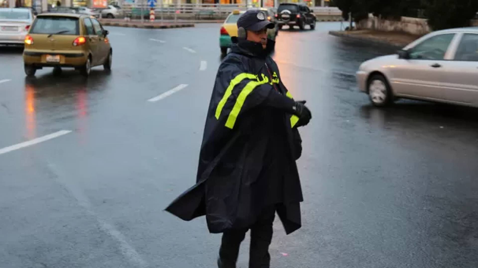 شرطي سير ينظم حركة المرور في أحد شوارع عمان