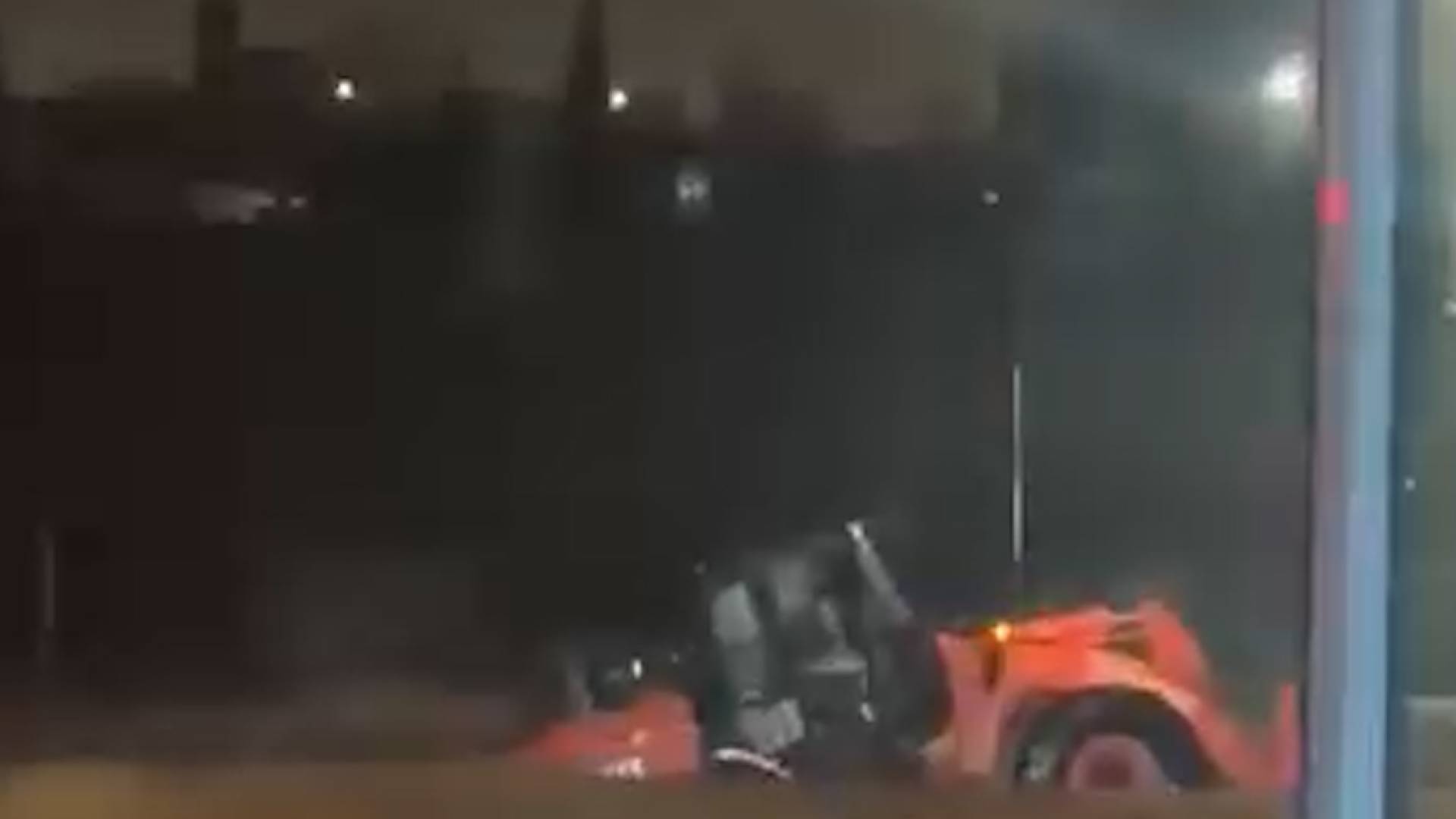 غرق جرافة وسط سيول الكرك الجارفة