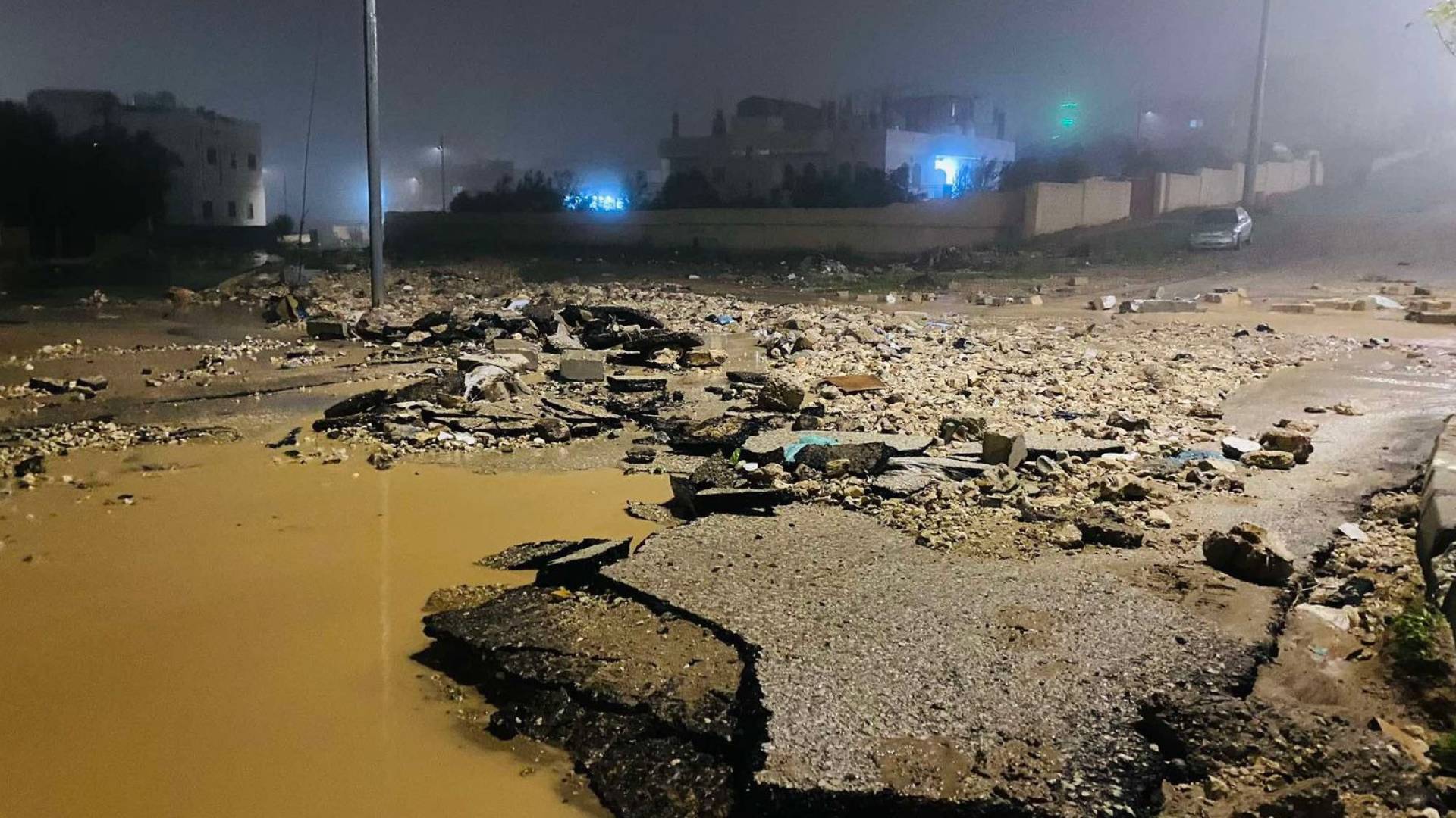 غرق شارع في الأردن خلال منخفض جوي