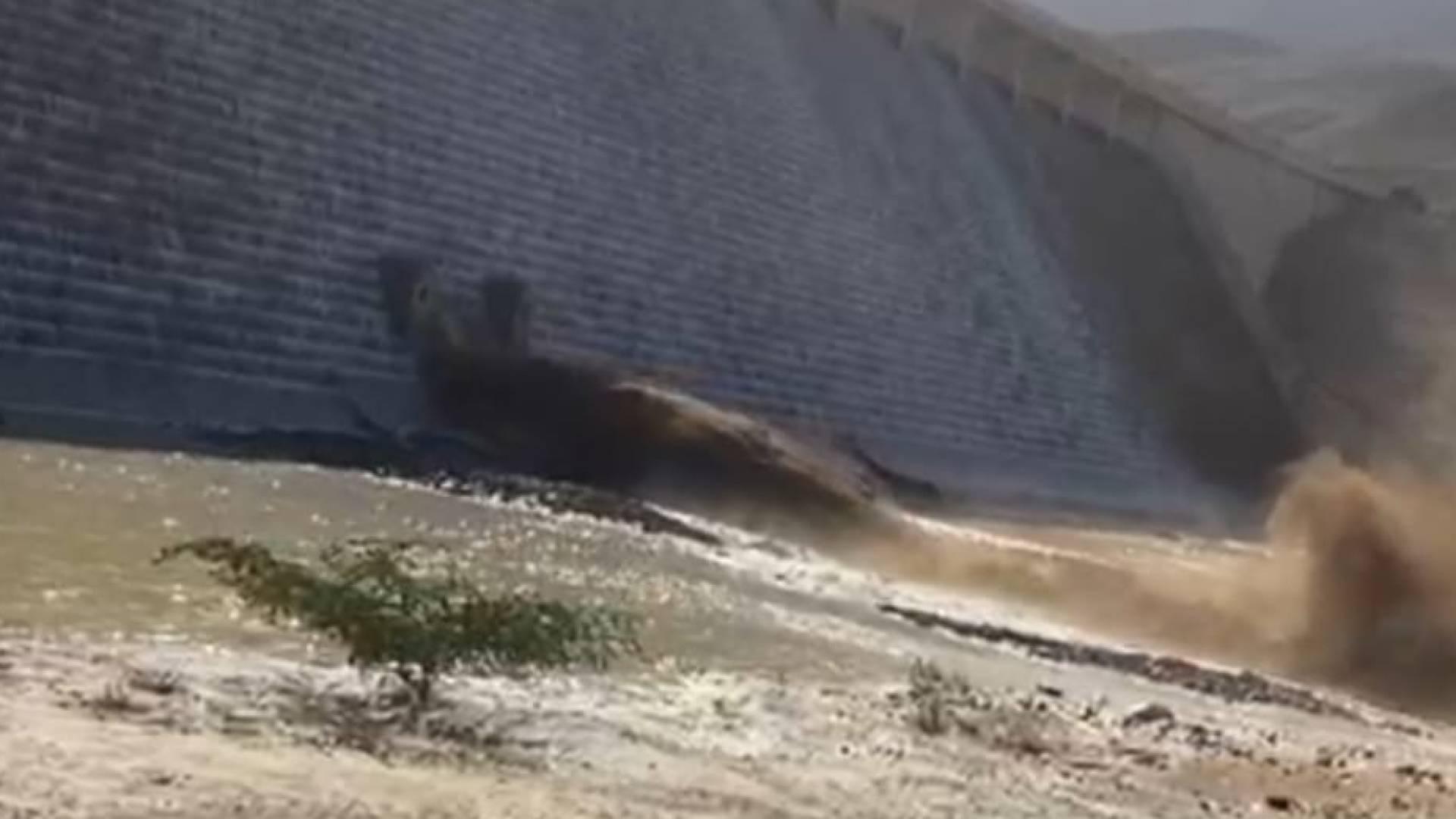 خلال فتح بوابات الهيدروليك في سد الموجب