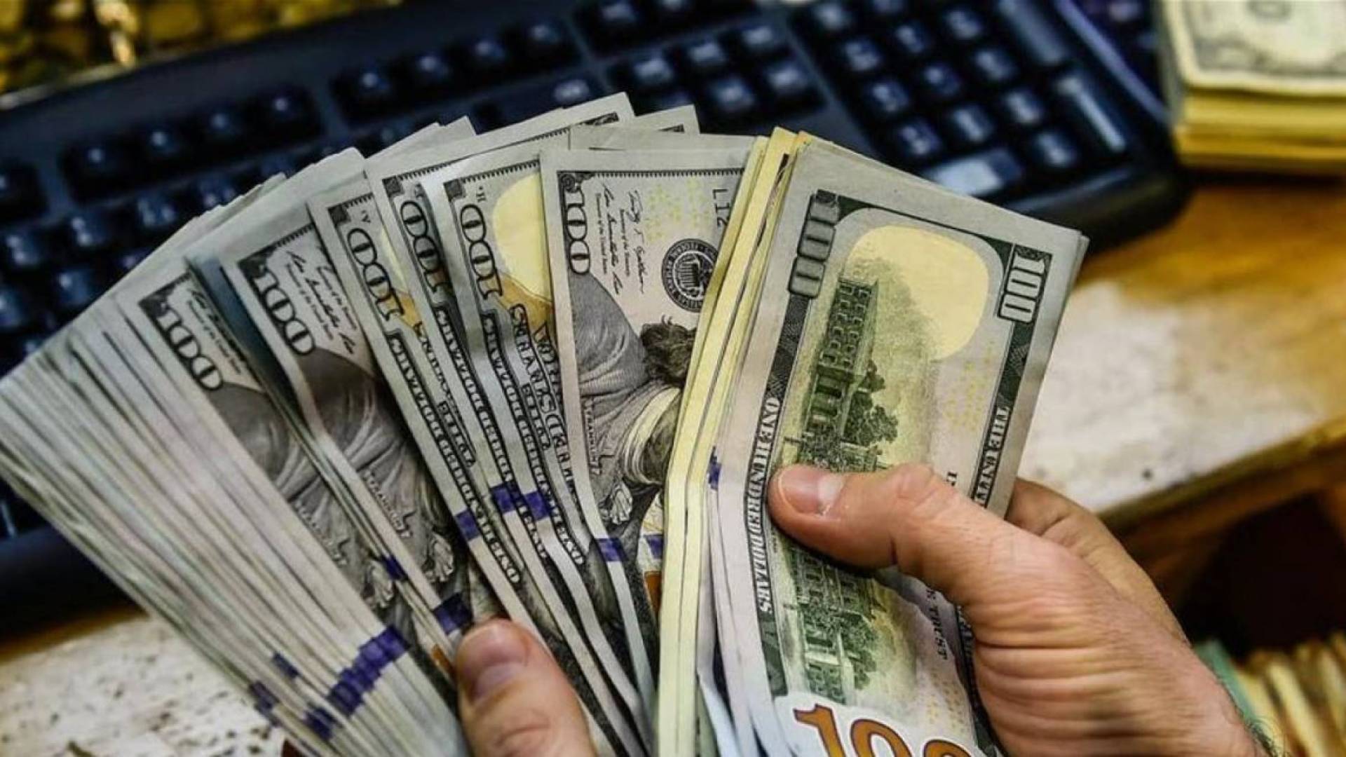 أوراق نقدية من الدولار الامريكي