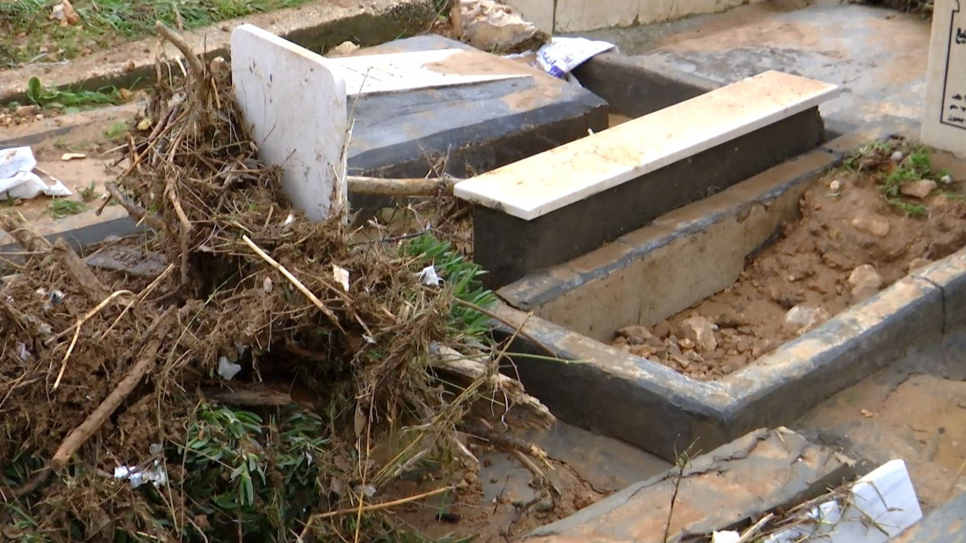 انتهاك السيول لحرمة الموتى في وادي الشتاء