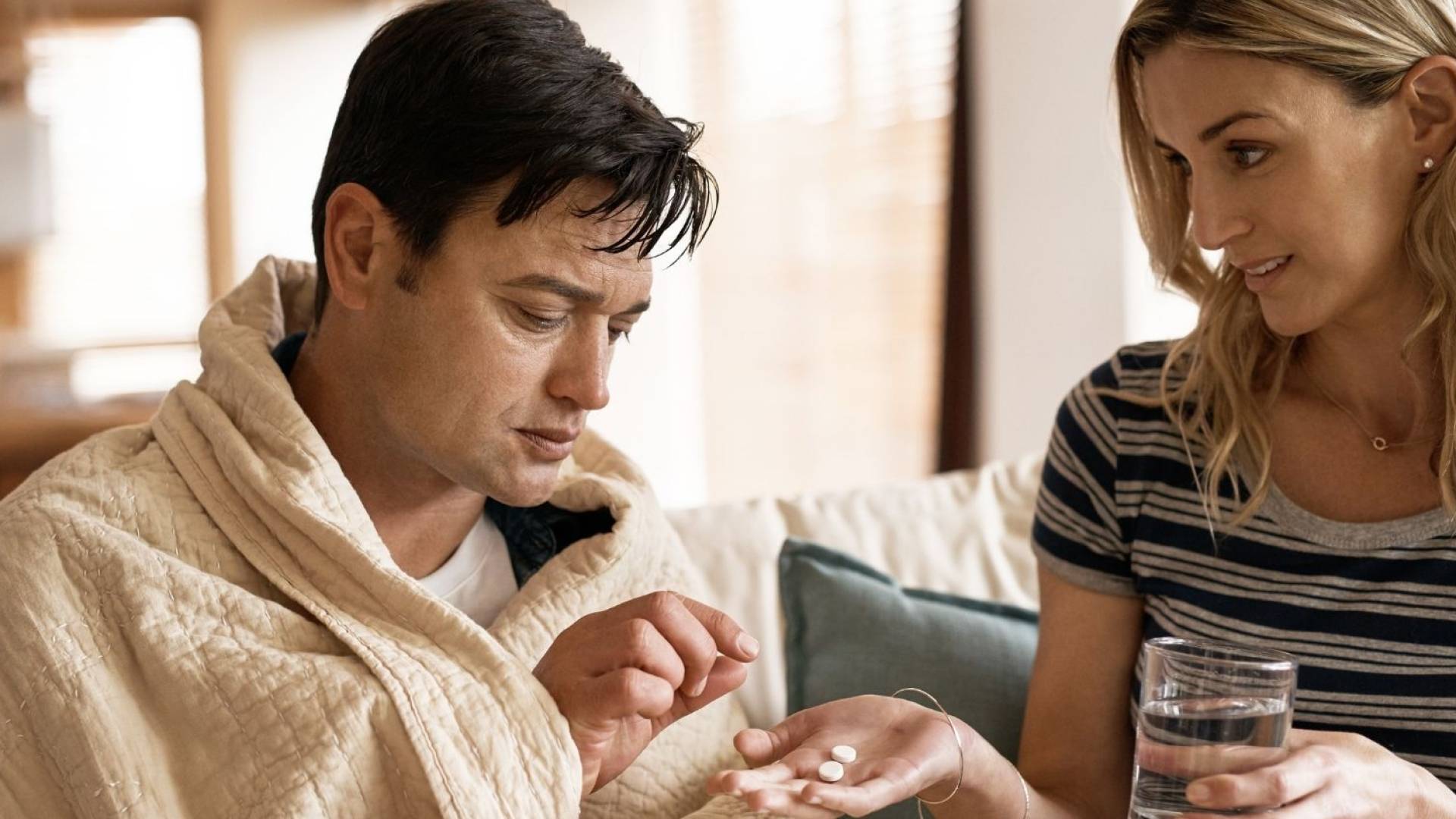 شخص يتناول الدواء