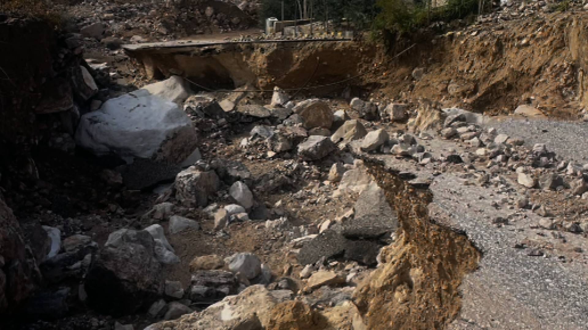 انهيار شارع في بلدة عراق الكرك