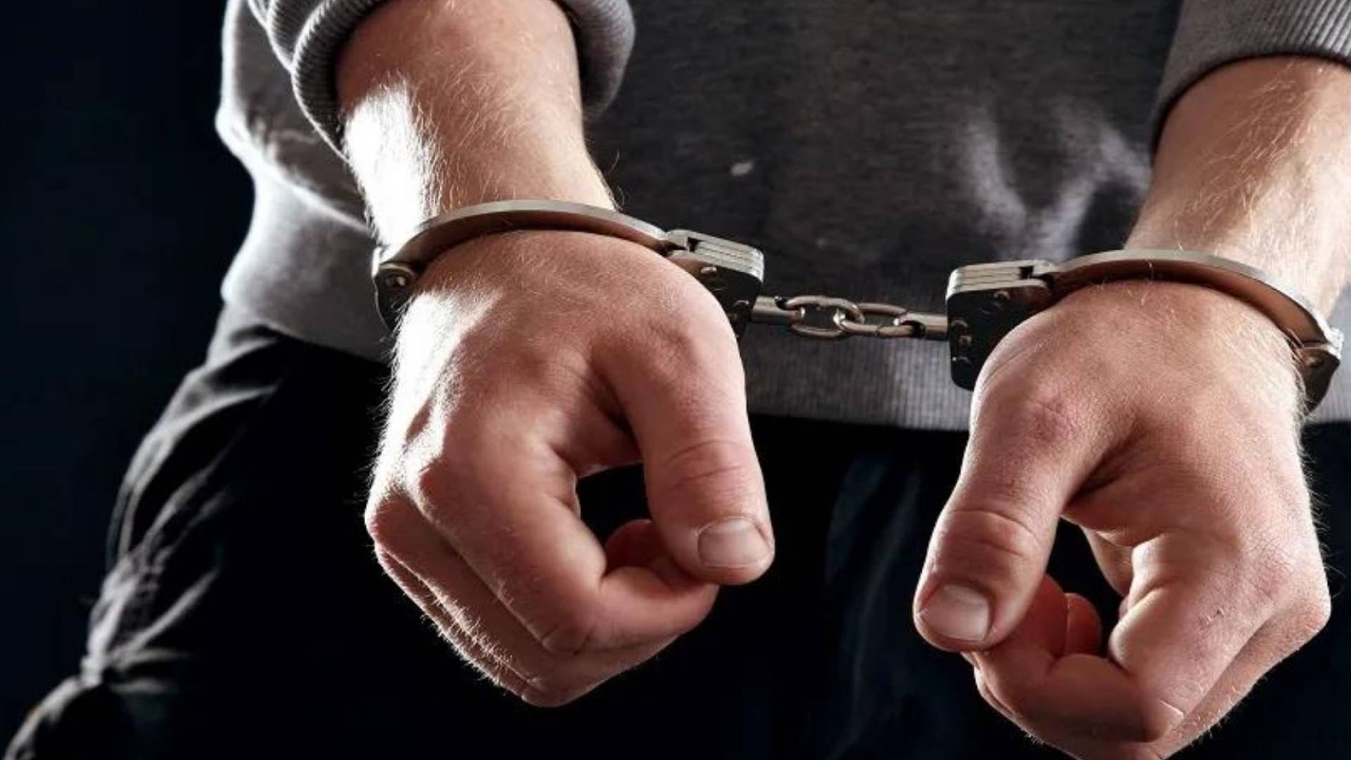 شخص مكبل