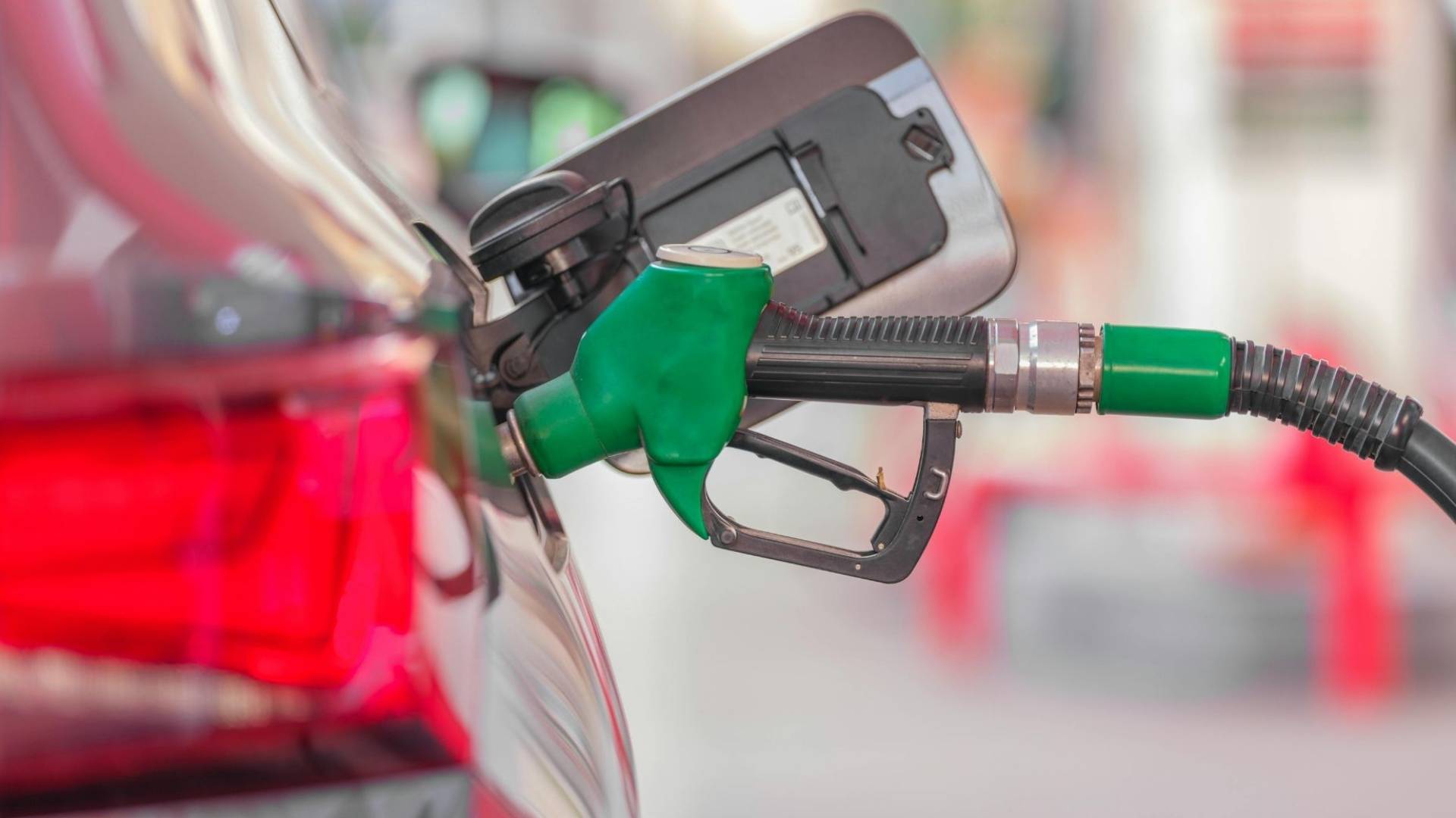 الحكومة تقرر تخفيض أسعار المحروقات لشهر كانون الثاني 2026