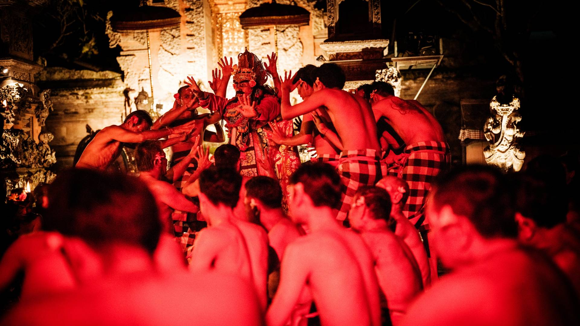 أحتفال أفراد مجتمع تامان كاجا في أندونيسيا برأس السنة الميلادية