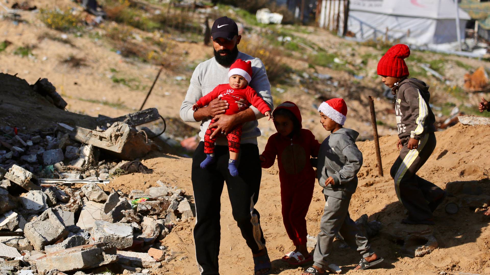 أب وأطفاله في قطاع غزة