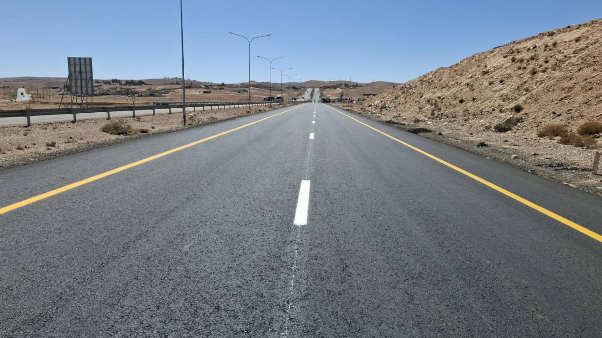 إنهاء أعمال صيانة على الطريق الصحراوي