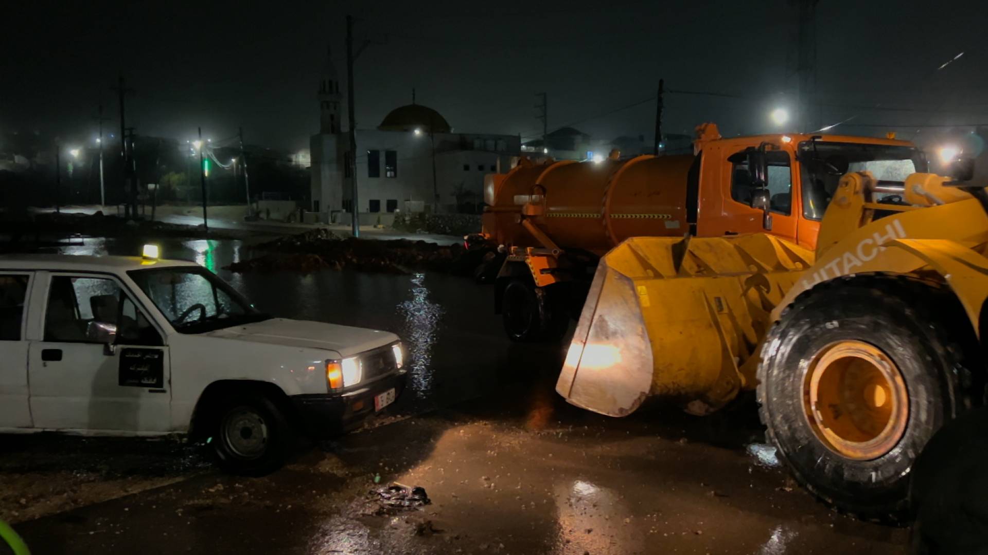 تعامل اليات مع تجمع للمياه